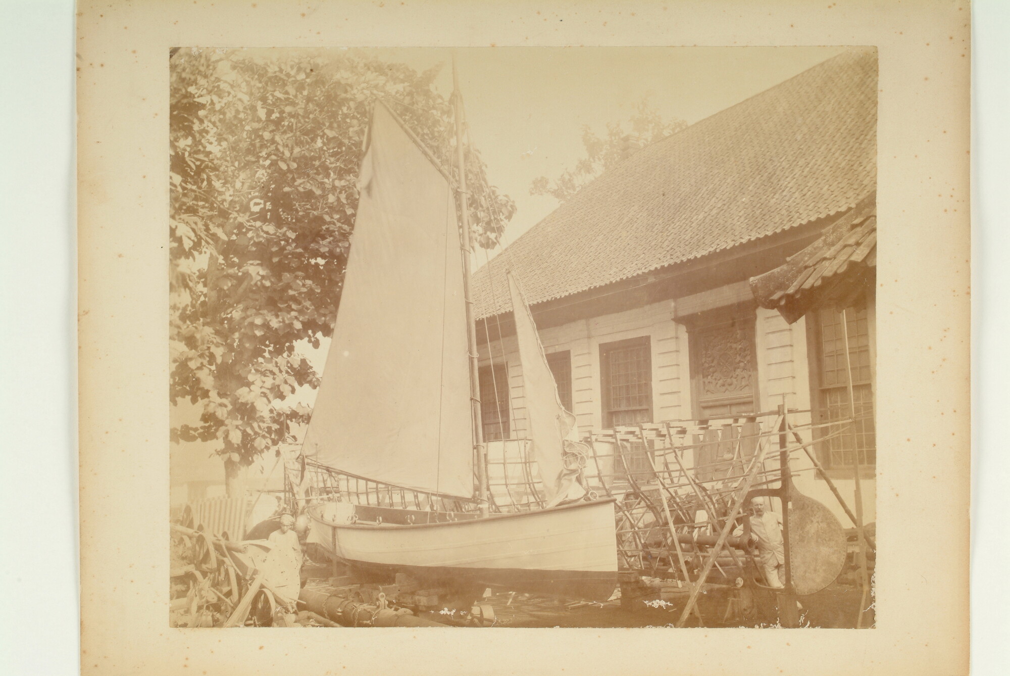 S.1158 A [nr 0002]; Een werfje in Nederlands-Indië met zeilboot; foto