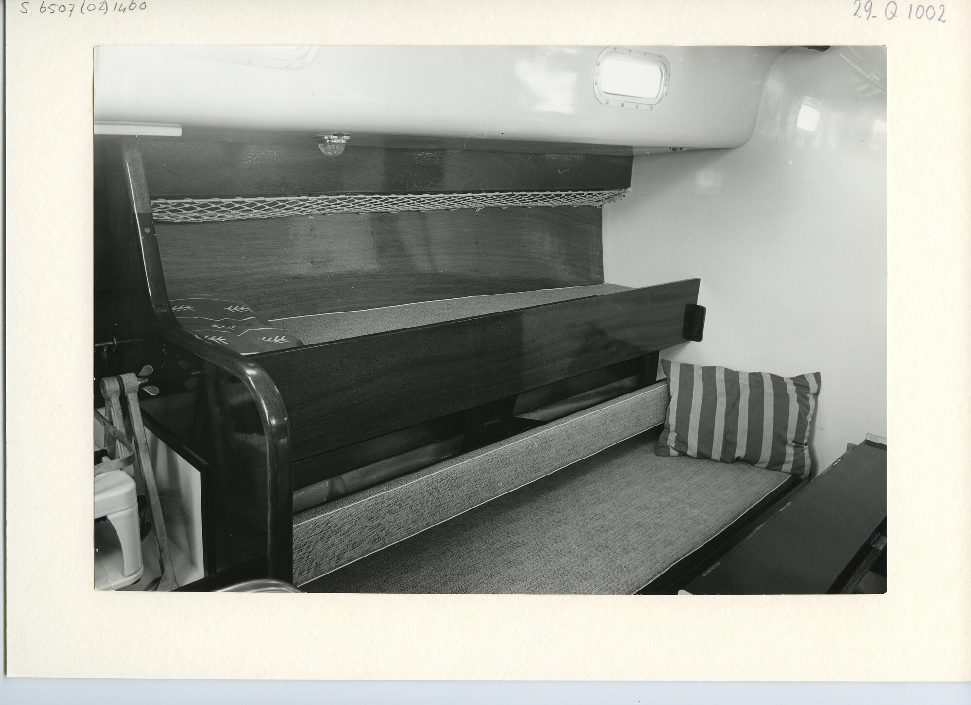 S.6507(02)1460.01; Zwart-wit foto van het interieur van een gewapend polyester kajuitzeiljacht type 'Excalibur', lengte circa 10 meter, ontwerp en bouw E.G. van de Stadt, Zaandam; foto