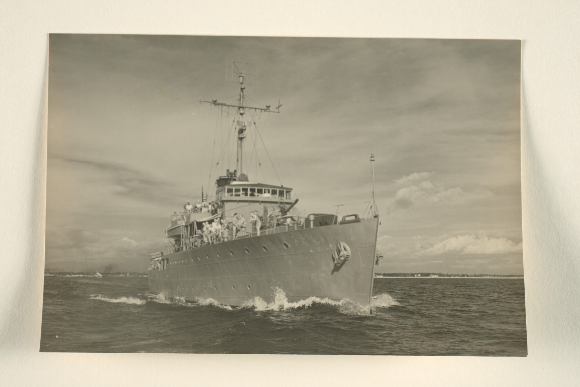 1996.1384; Het patrouillevaartuig Hr.Ms. 'Ternate' (P 12); foto