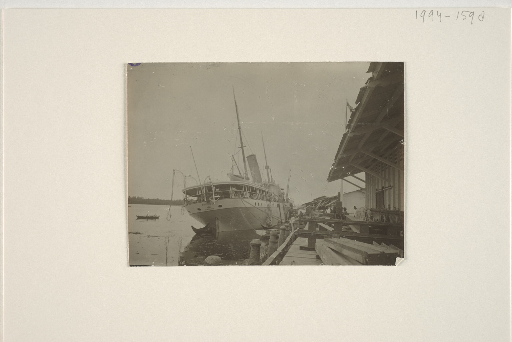 1994.1598; Schadefoto's van het ss. 'Pahud' na de ketelexplosie aan de steiger te Belawan-Deli, april 1908; fotoreportage
