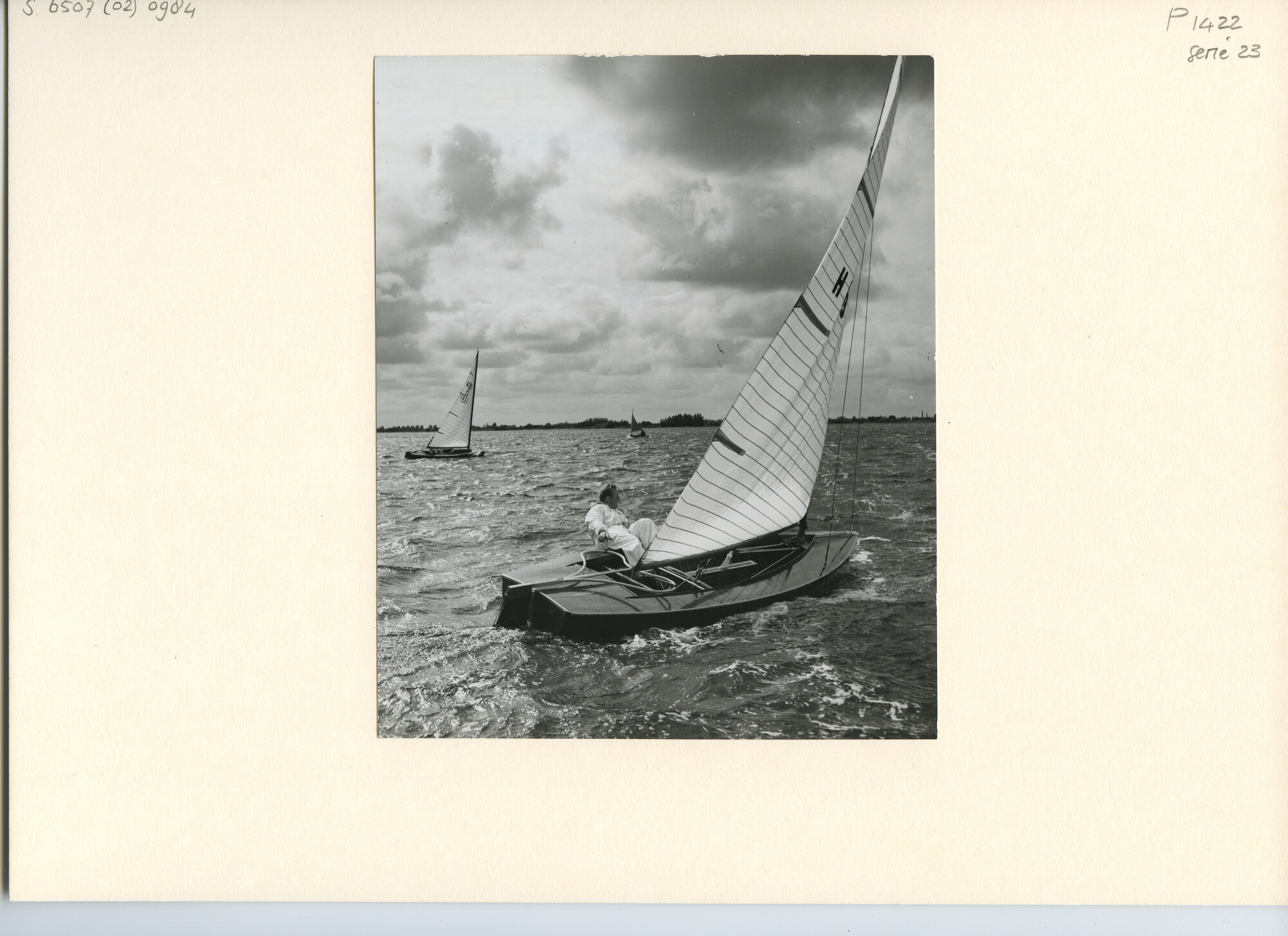 S.6507(02)0984.04; Zwart-wit foto van de O-jollen-klasse op de Westeinderplassen in strijd om de Gouden O-jol; foto