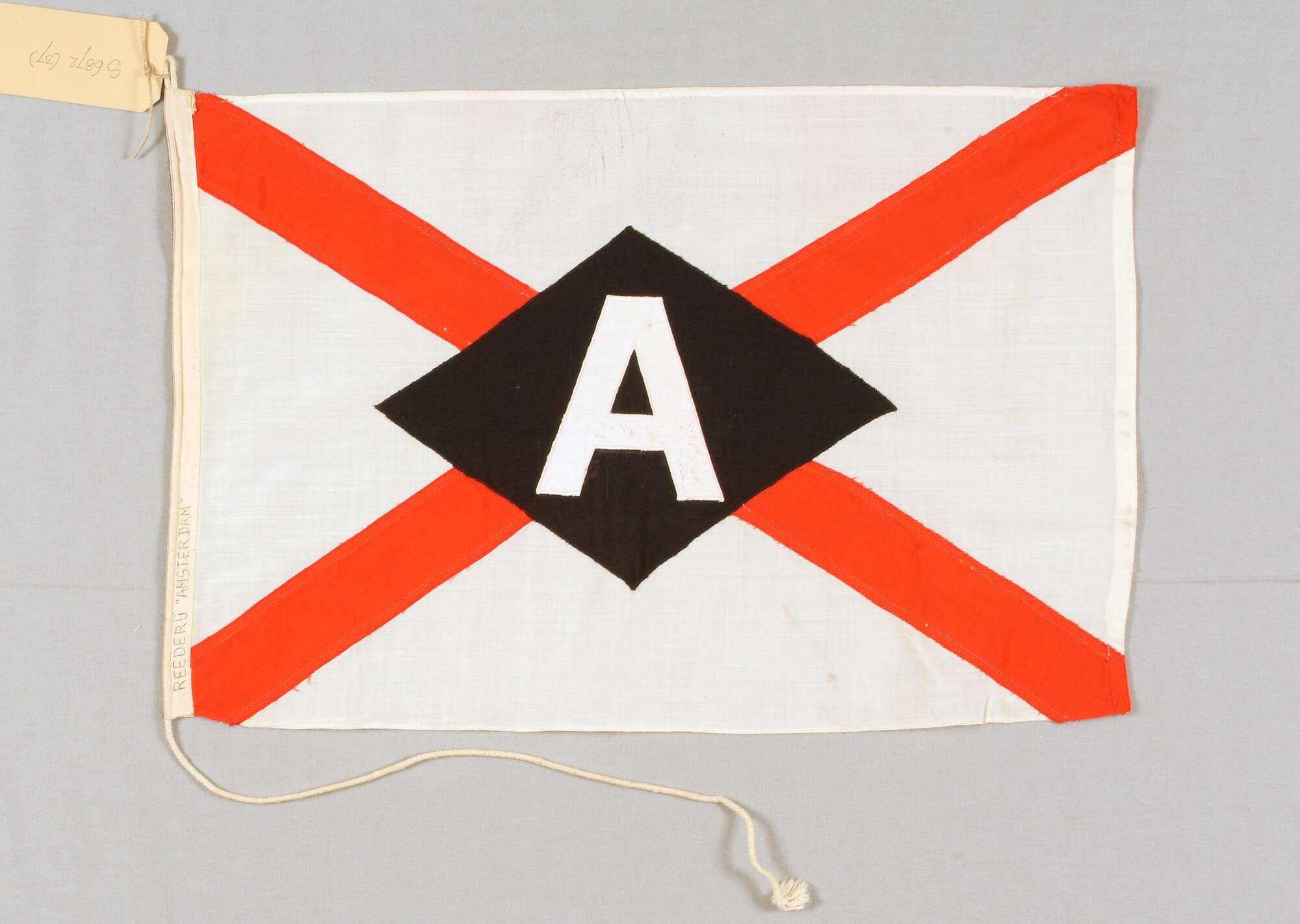 S.6872(037); Rederijvlag van de N.V. Reederij 'Amsterdam' te Amsterdam; vlag