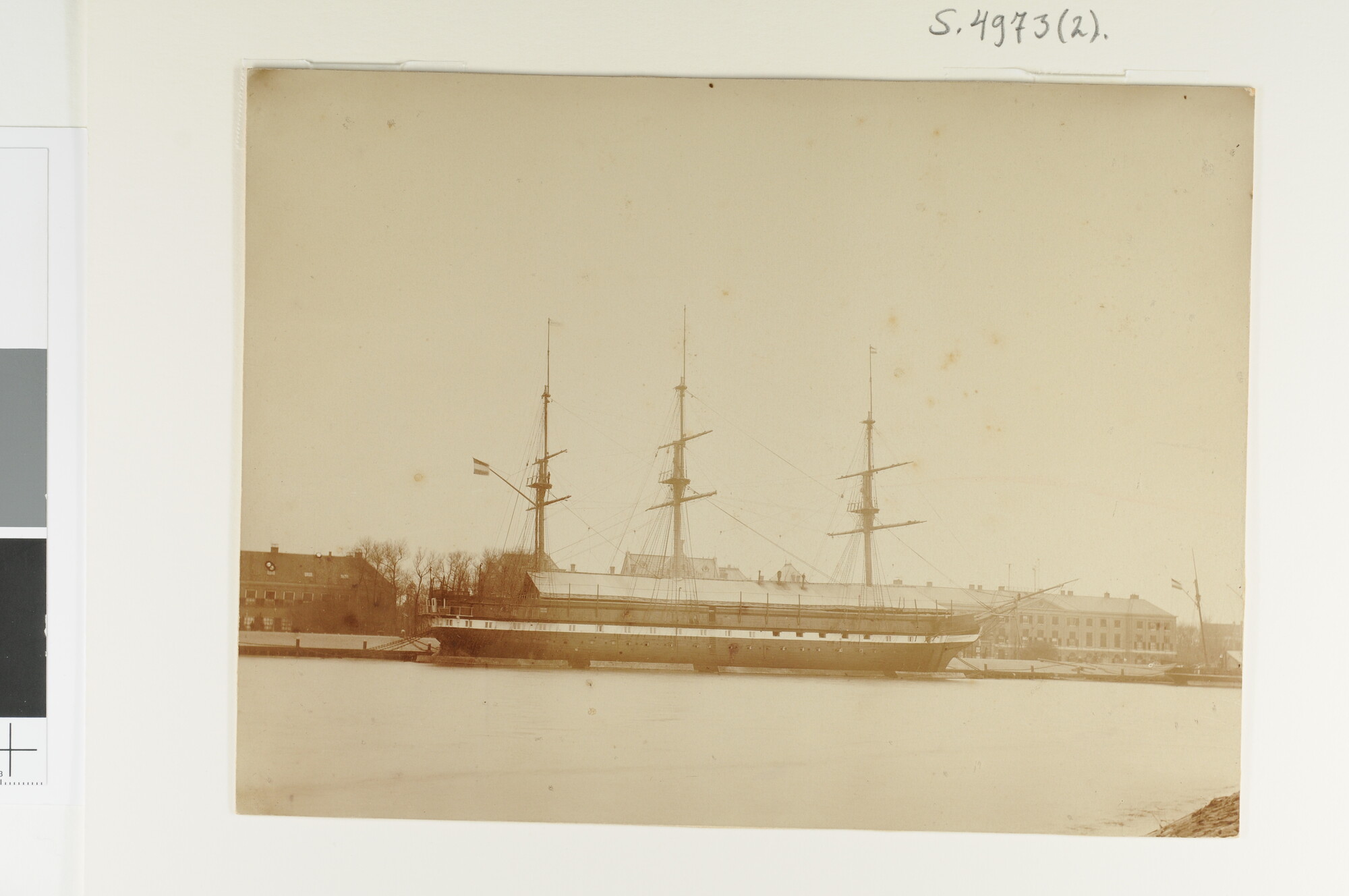 S.4973(02)c; Het wachtschip Hr.Ms. Adolf Hertog van Nassau afgemeerd aan het Nieuwe Diep te Den Helder; foto