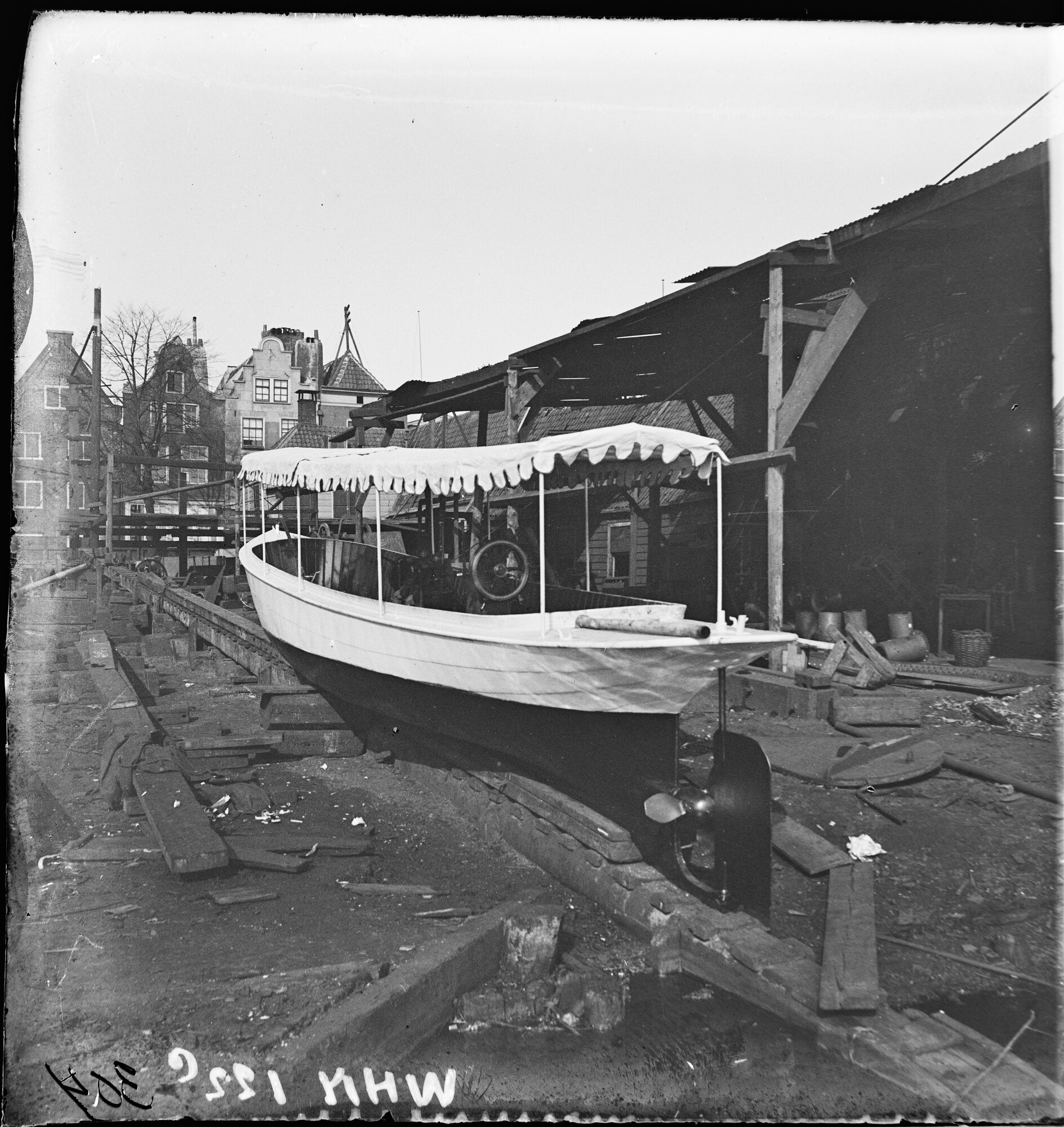 S.1156(06)177a3; Glasnegatief van de motorsloep Unique op de helling, achteraanzicht; negatief