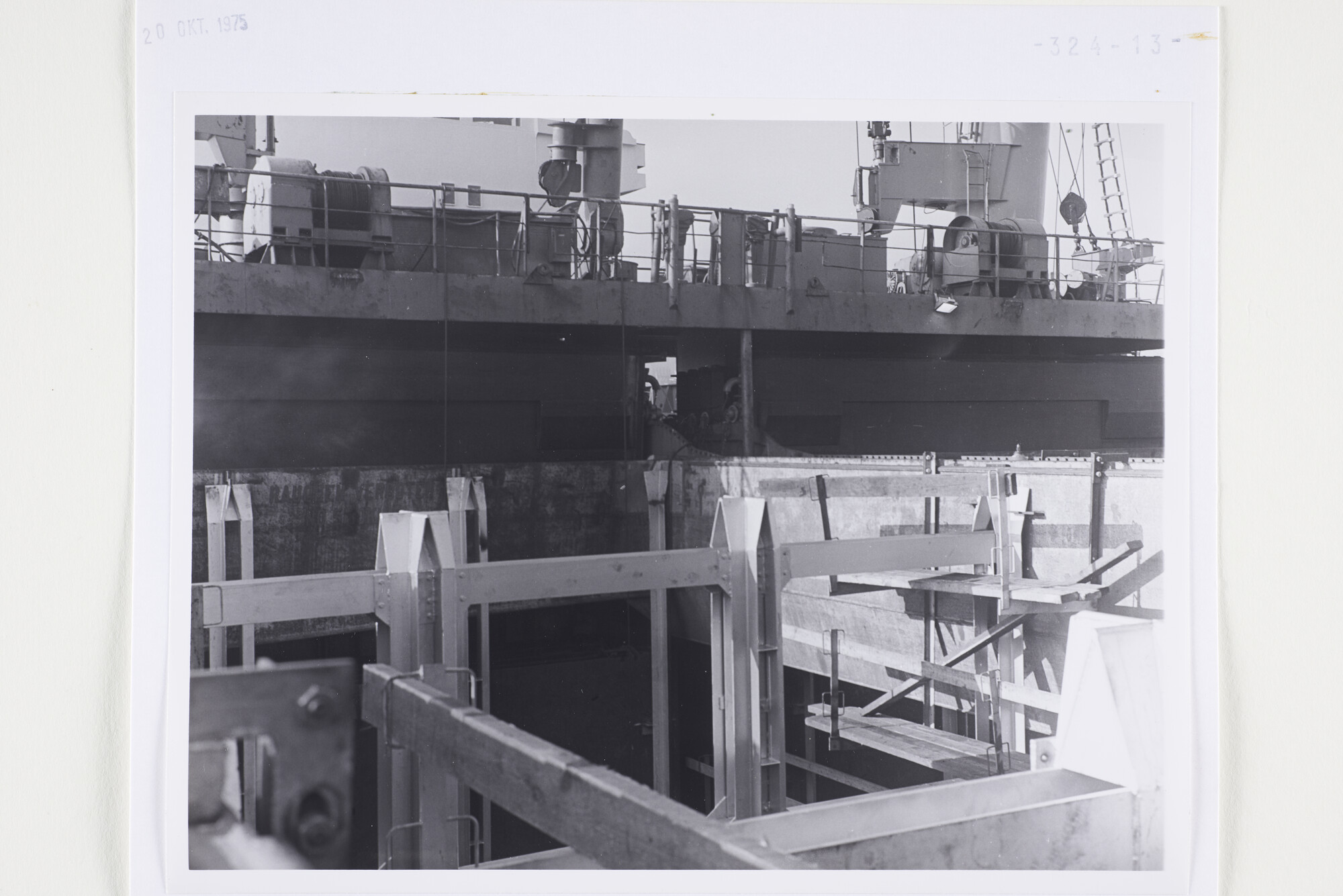 S.5444(5794)08; Foto van het aanbrengen van containergeleidingen in een reparatieschip (verm. De Frank Pais); foto