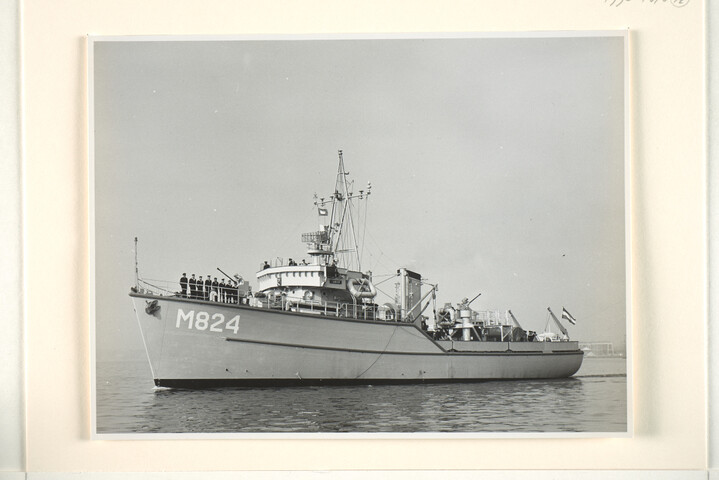 1995.1070; Fotos van de mijnenveger Hr.Ms. Sneek (M 824) kort na de overdracht door [...]; fotoreportage