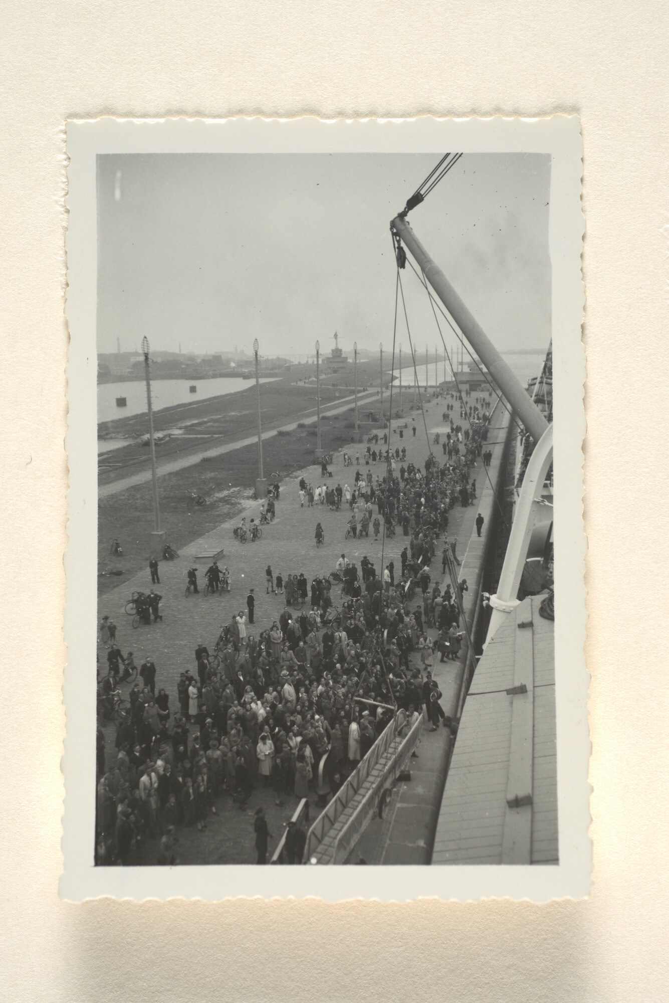 1996.0577; Fotoimpressies van het vertrek uit Amsterdam en leven aan boord van het walvismoederschip ms. Willem Barendsz (I); fotoreportage