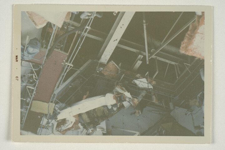 S.6546(01); Kleurenfoto van het vergaan van de Torrey Canyon in maart 1967: explosie in [...]; foto