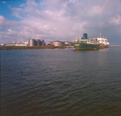 S.9100(8247); Dia Tradax West terminal met schip ('Dolphin') voor de wal; diapositief