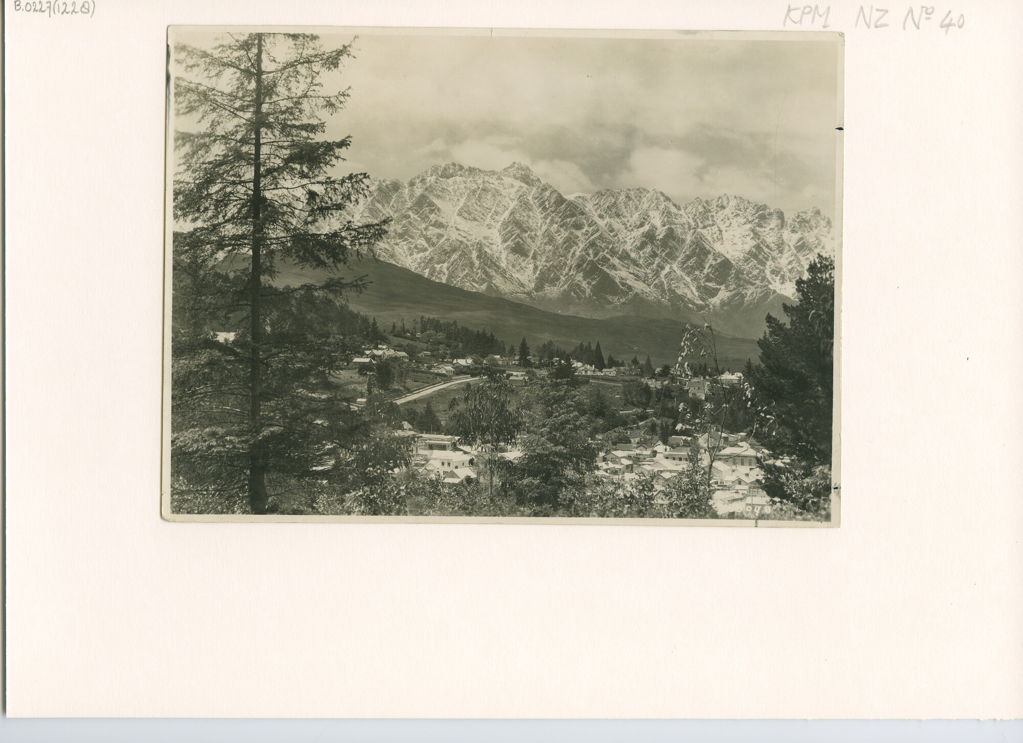 B.0227(1228); Landschapsfoto: Queenstown en de Remakables - de besneeuwde bergtoppen op de achtergrond - (Otago [...]; foto