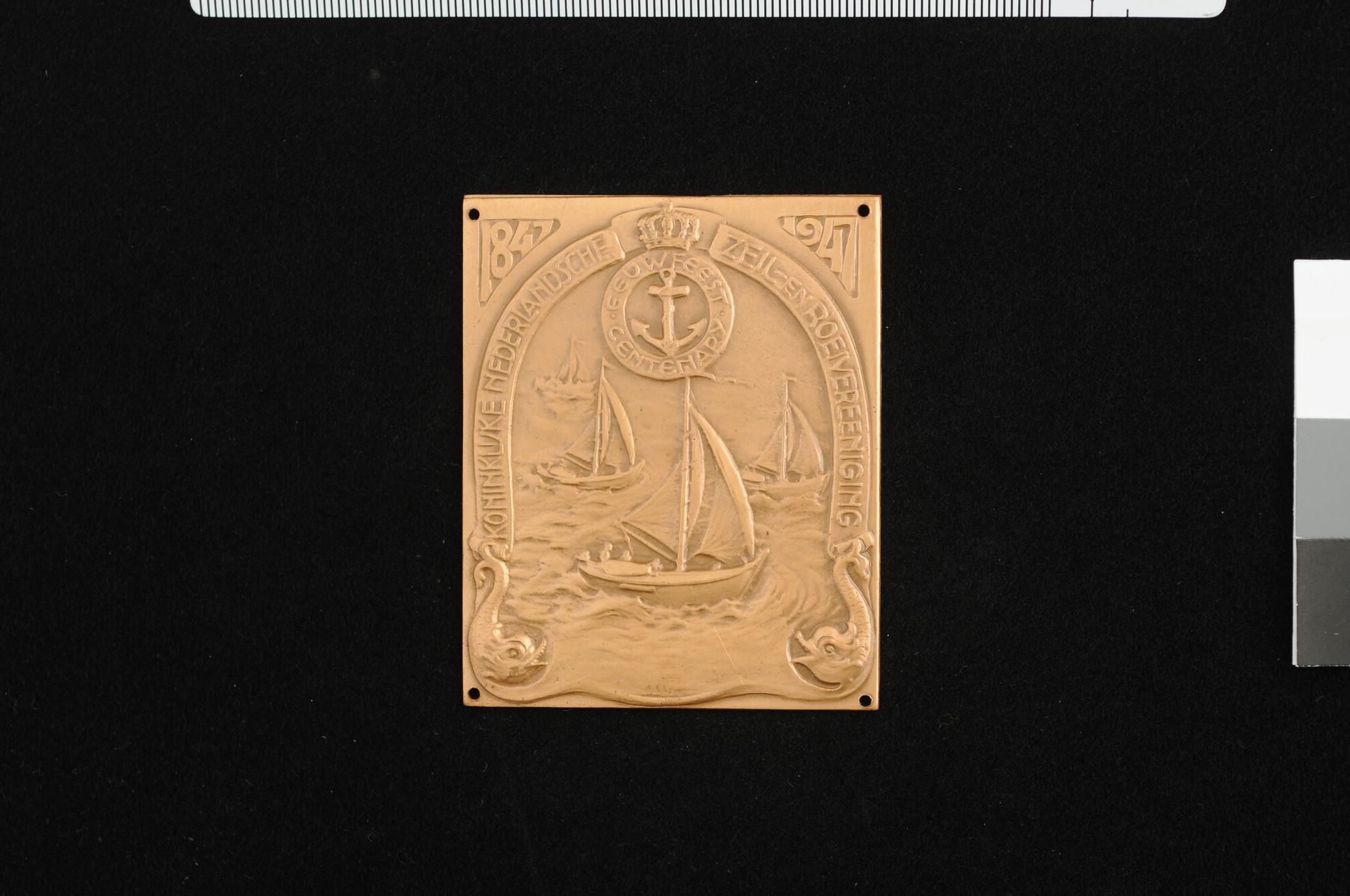 1989.0022-3; Plaquette op het 100-jarig bestaan van de Koninklijke Nederlandsche Zeil- en Roeivereeniging, 1947; plaquette