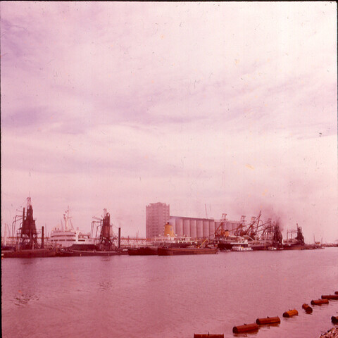 S.9100(0100); Graanoverslag in de haven van Amsterdam; diapositief