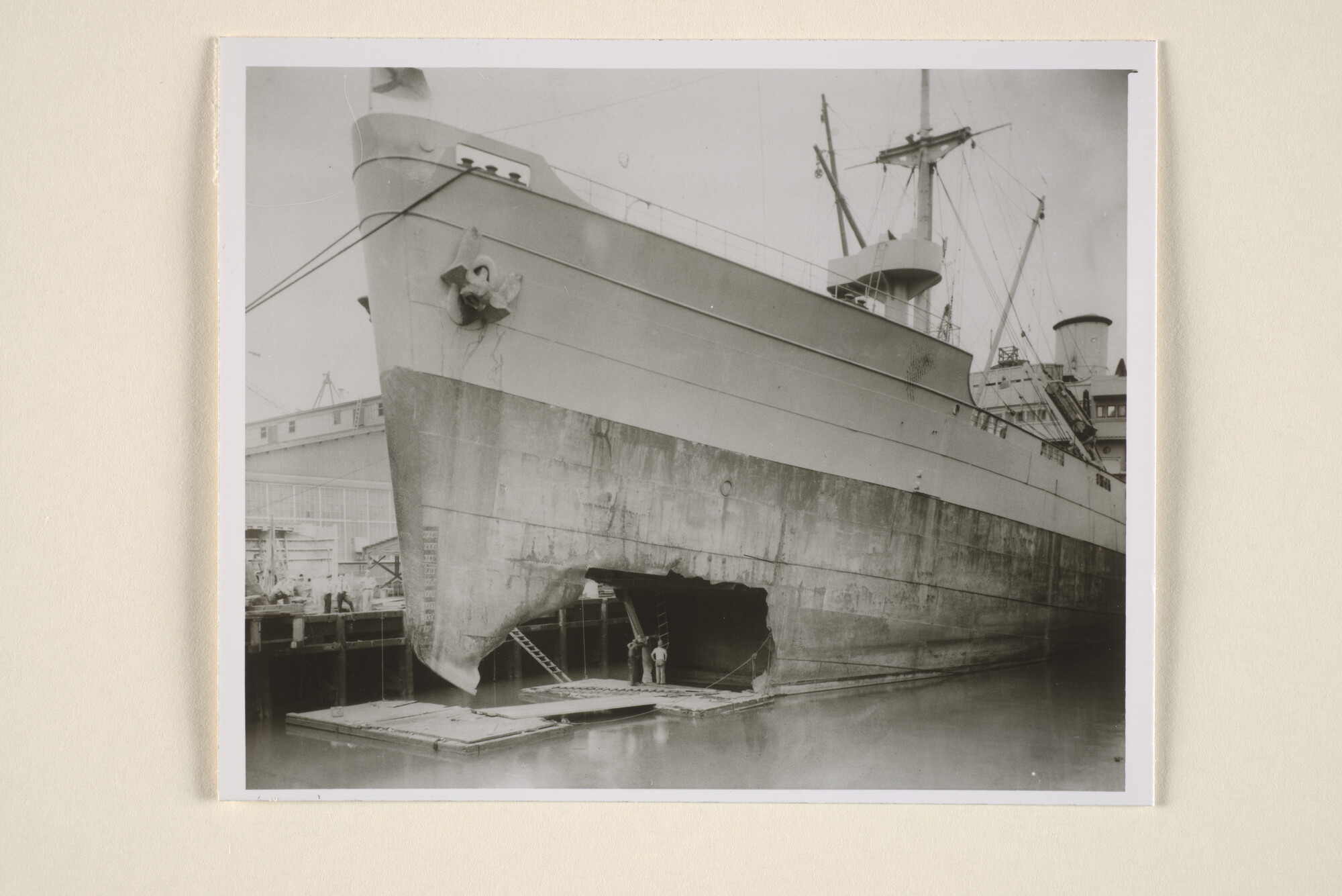 1995.1824; Het vrachtschip ss. 'Madoera' van de SMN afgemeerd in St; foto