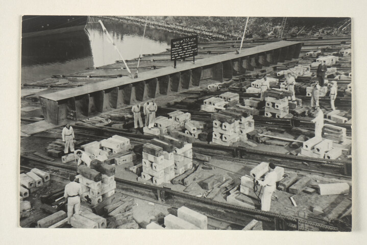 S.5219(12)0106; Foto's van de bouw van het Finse vrachtschip ss. 'Pamilo' voor Enso Gutzeit te Helsinki op de dwarshelling van de ASM; fotoreportage