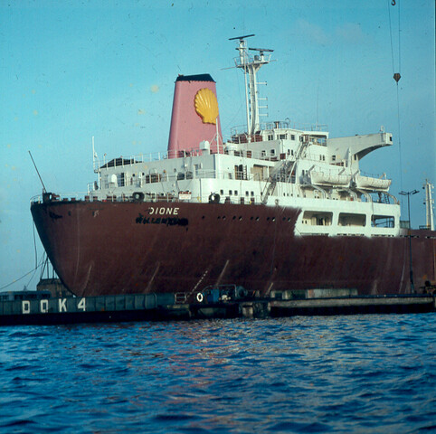 S.9100(2583); Dia van de tanker ts. Dione tijdens de afbouw in dok 4 van de NDSM te [...]; diapositief