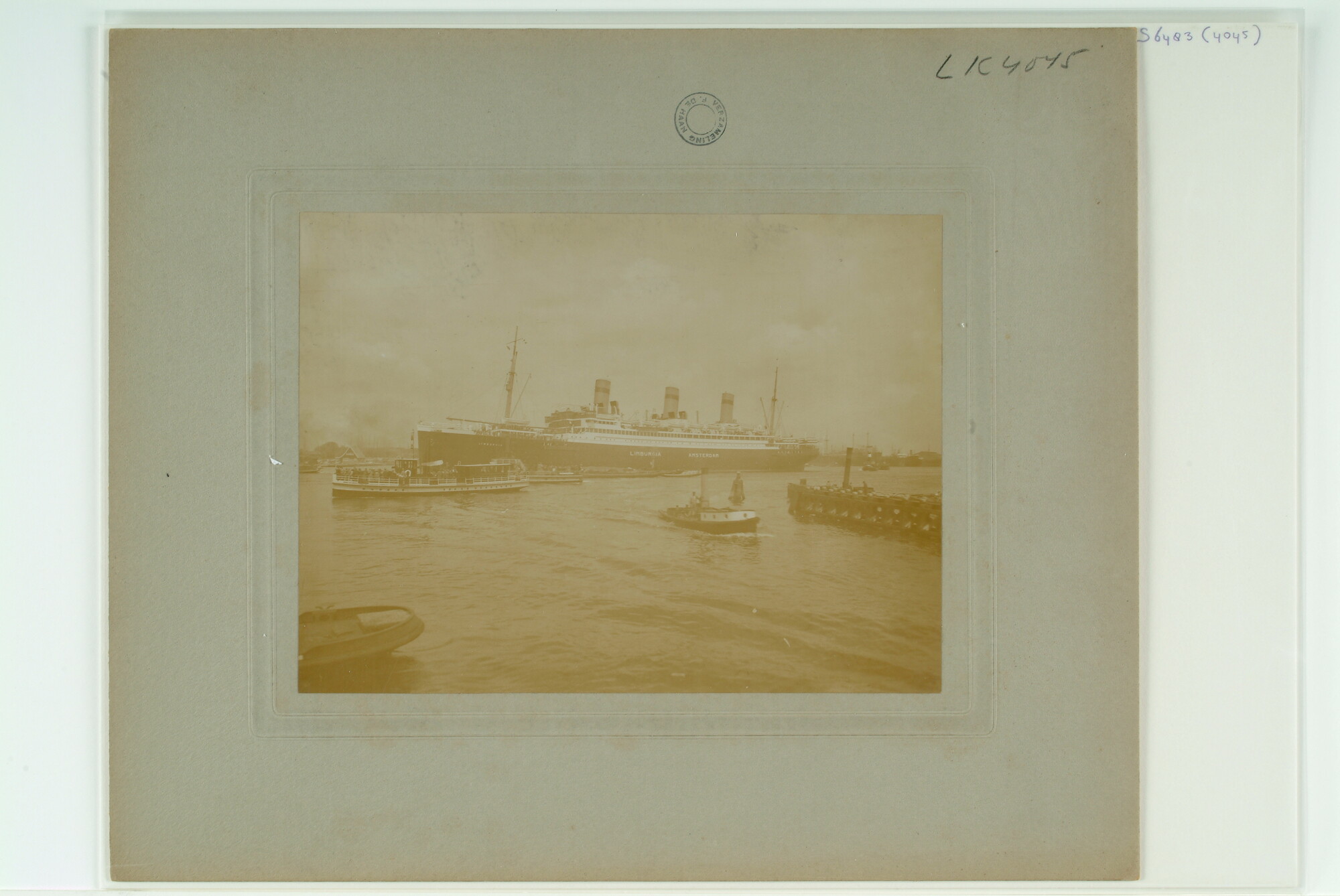 S.6483(4045)a; Eerste uitreis van het passagiersschip ss. Limburgia van de KHL; foto