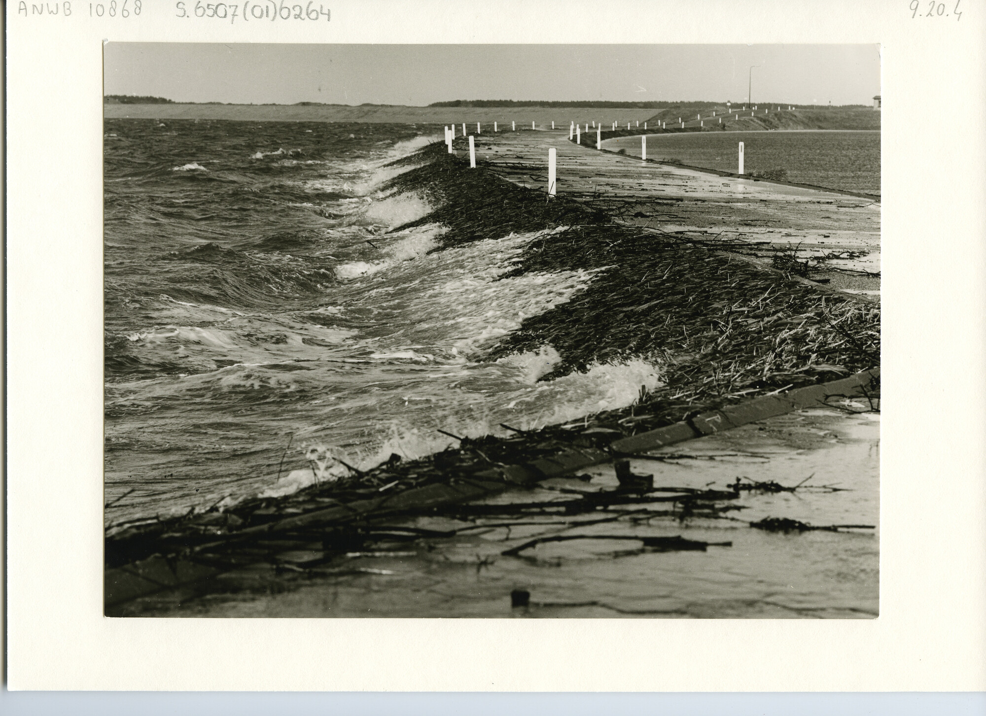 S.6507(01)6264; Foto van pier bij Schiermonnikoog bij storm; foto