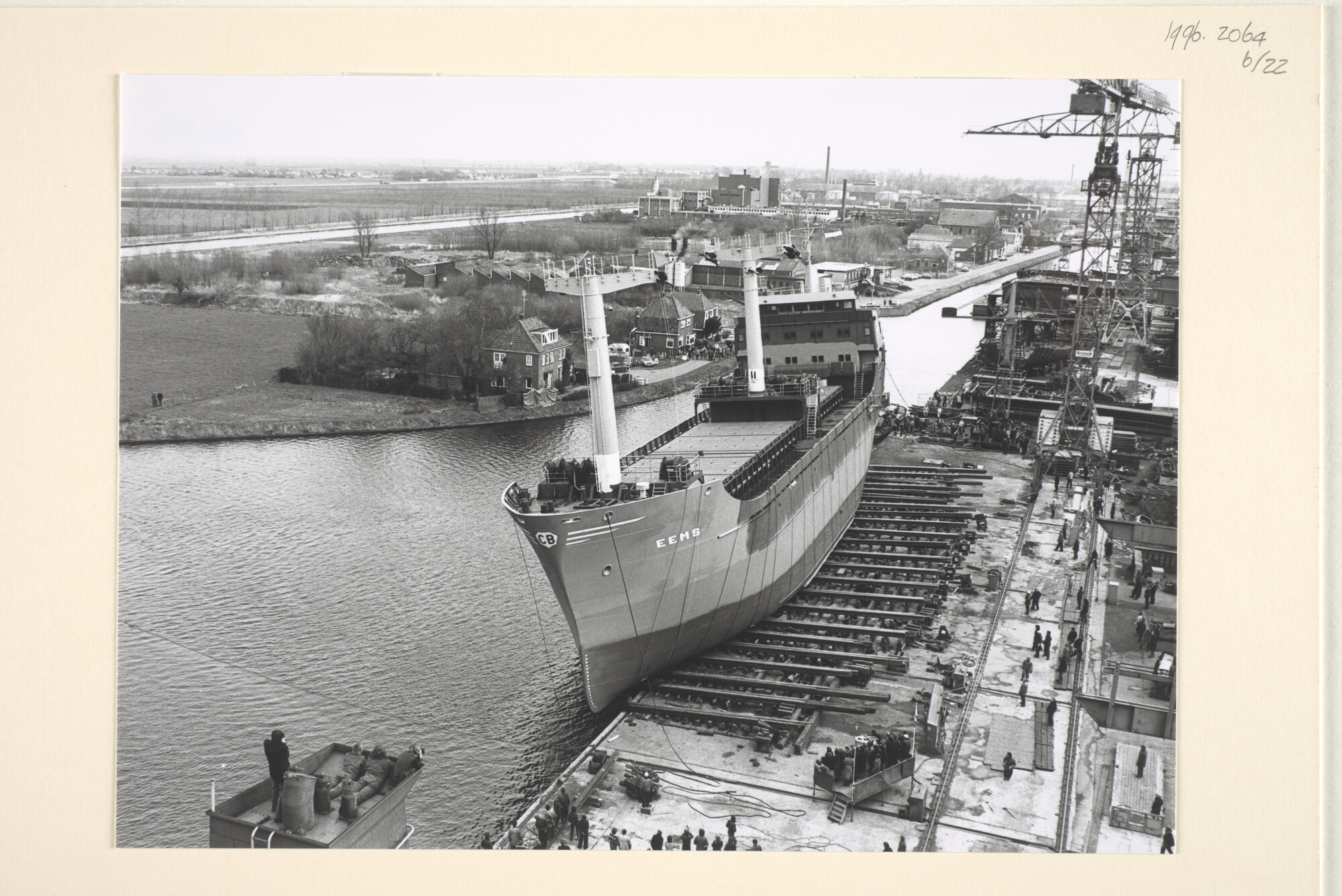 1996.2064; Foto's van de tewaterlating van de coaster ms. 'Eems' van C. Bos te Schiedam; fotoreportage