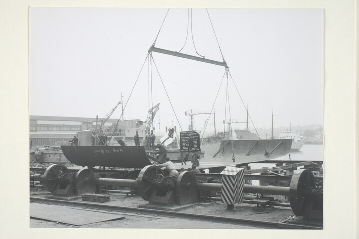 S.5219(12)0303; De kiellegging van het vrachtschip ms. 'Togokust' op de dwarshelling van de ASM; foto