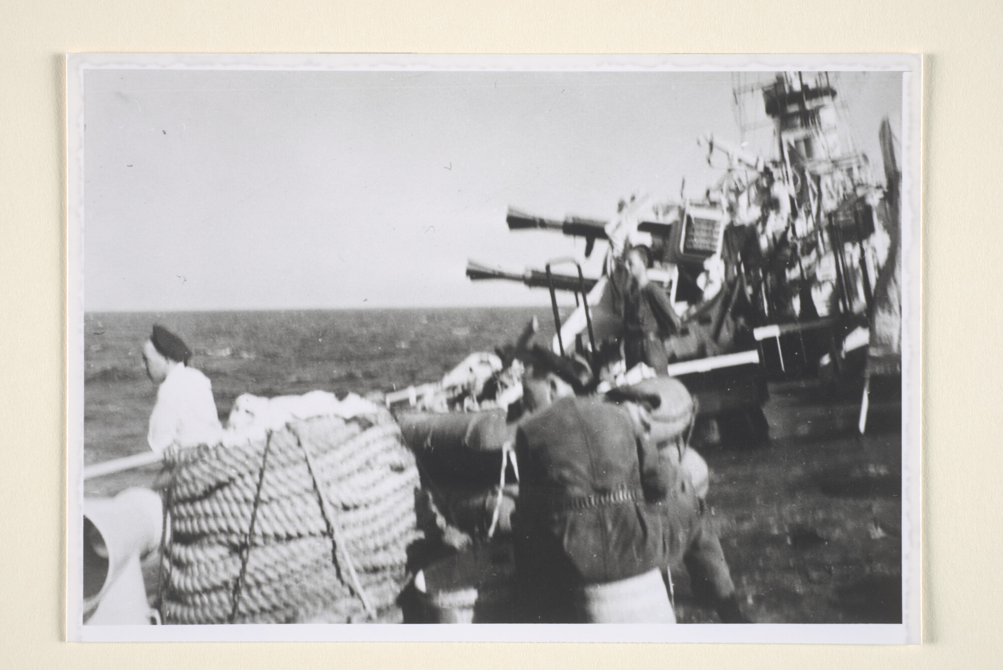 1996.3930; Reproductiefotos gemaakt aan boord van de mijnenlegger Hr.Ms. Willem van [...]; fotoreportage