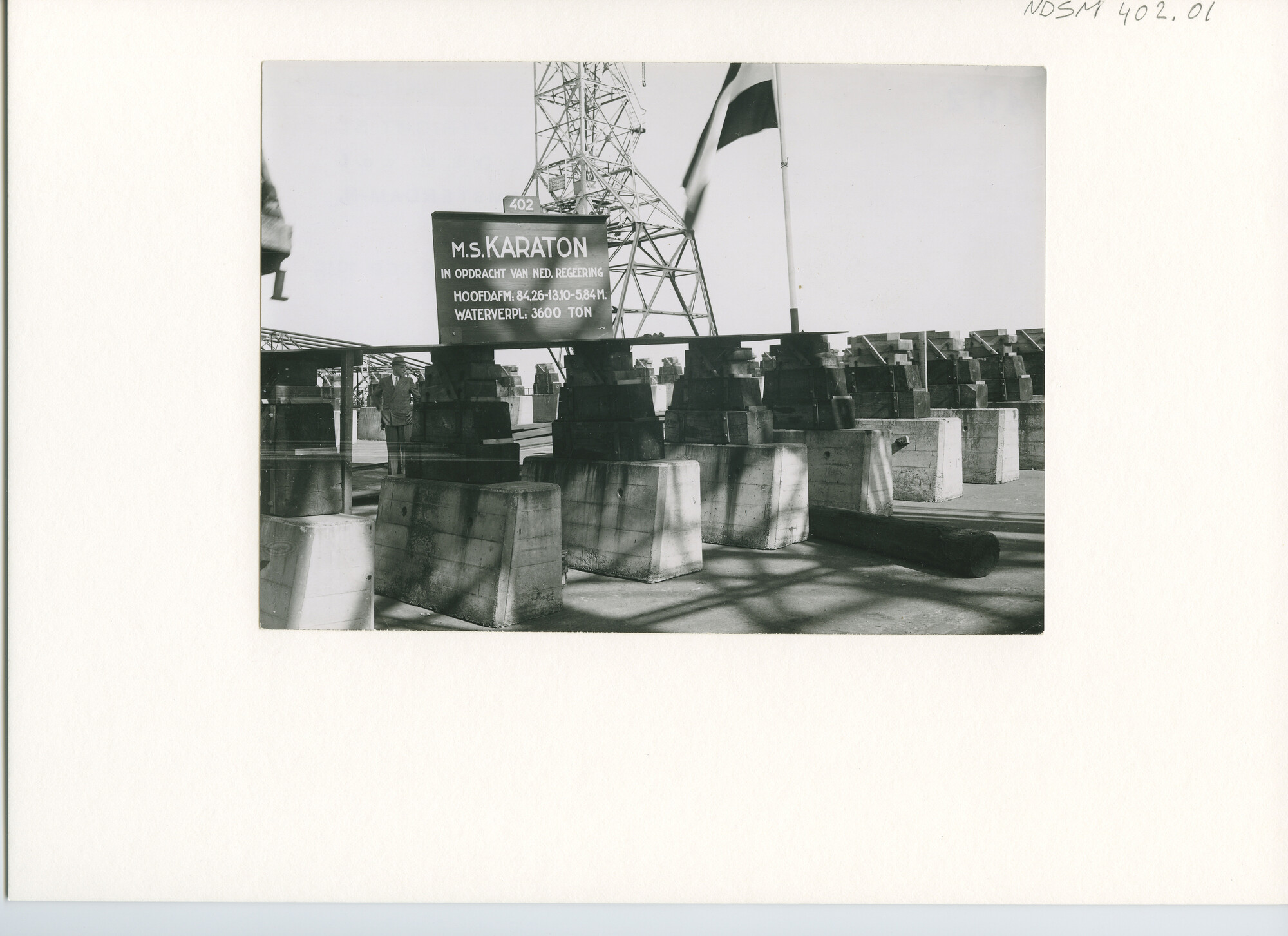 S.5444(1668); Foto van de kiellegging van het vracht-passagiersschip ms. Karaton; foto