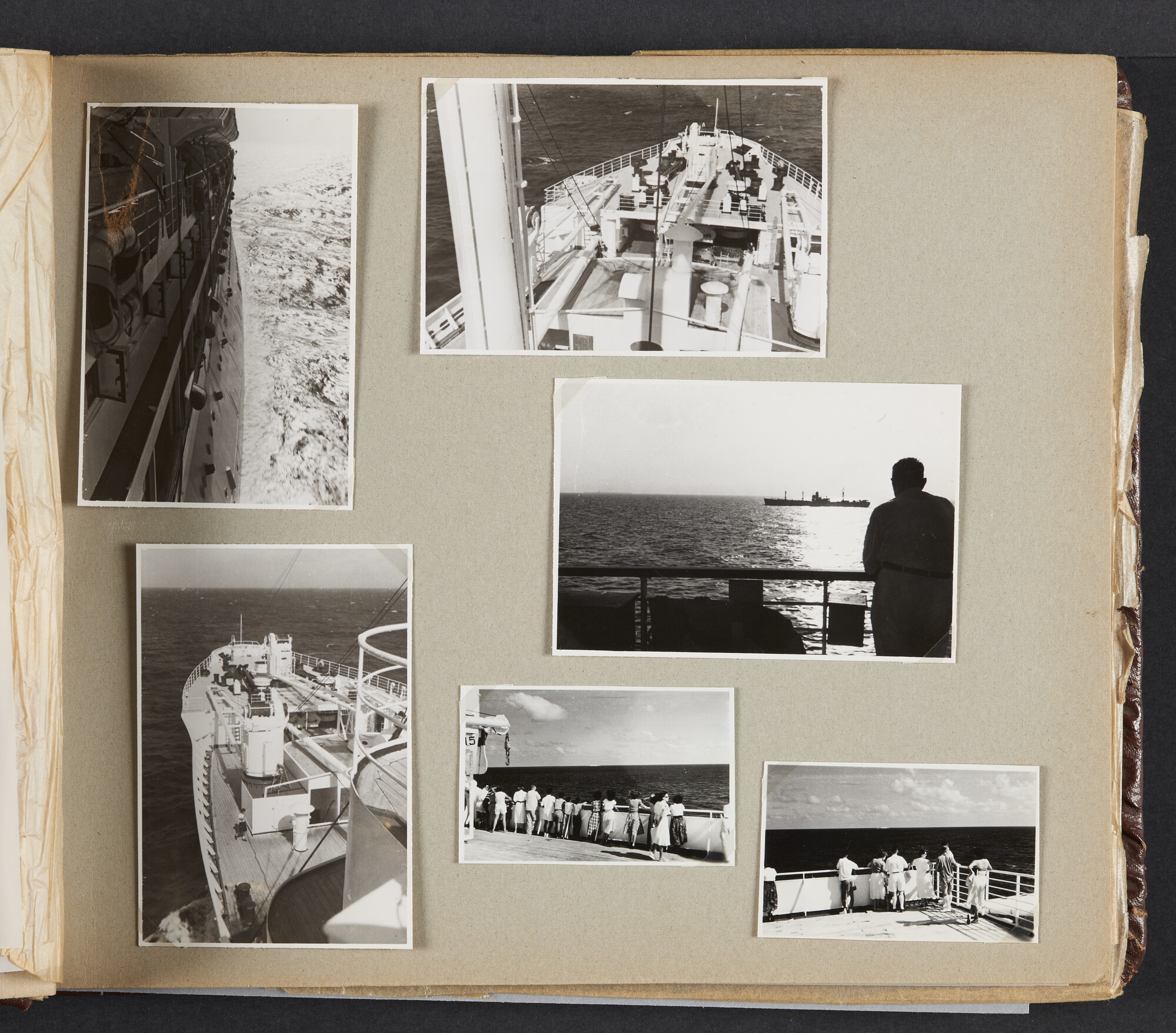 2019.0671; Fotoalbum van het echtpaar Jan van der Meer Mohr en Johanna van der Meer Mohr-van Ruler van hun reis op ms. Oranje van Tandjong Priok naar Amsterdam tussen 18 december 1953 en 7 januari 1954; fotoalbum