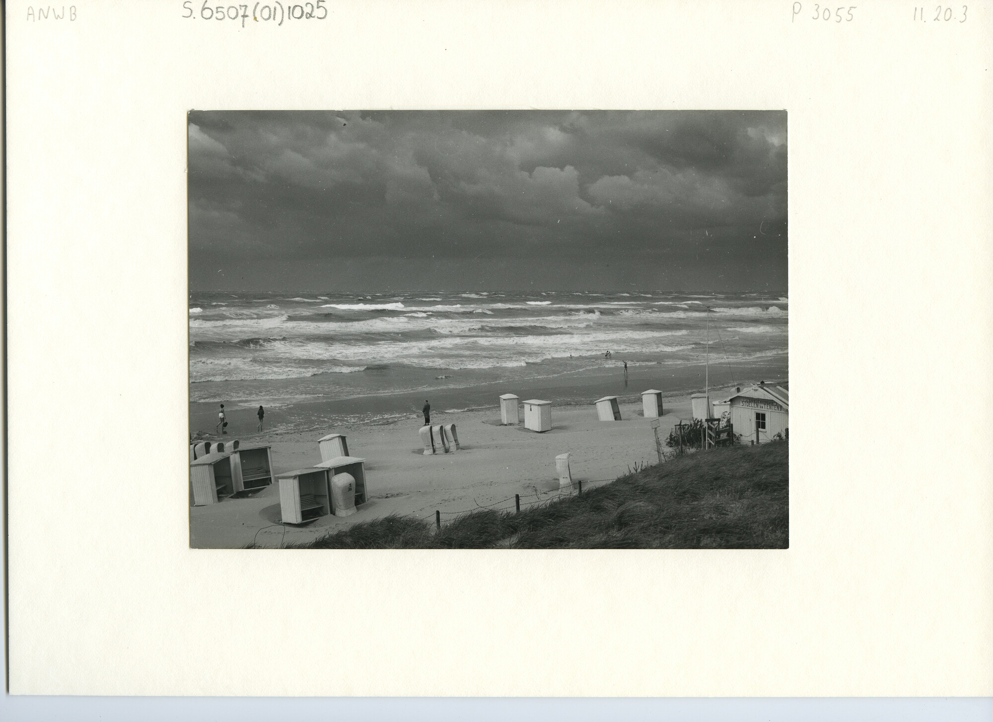 S.6507(01)1025; Strand van Noordwijk a/zee bij harde wind.; foto