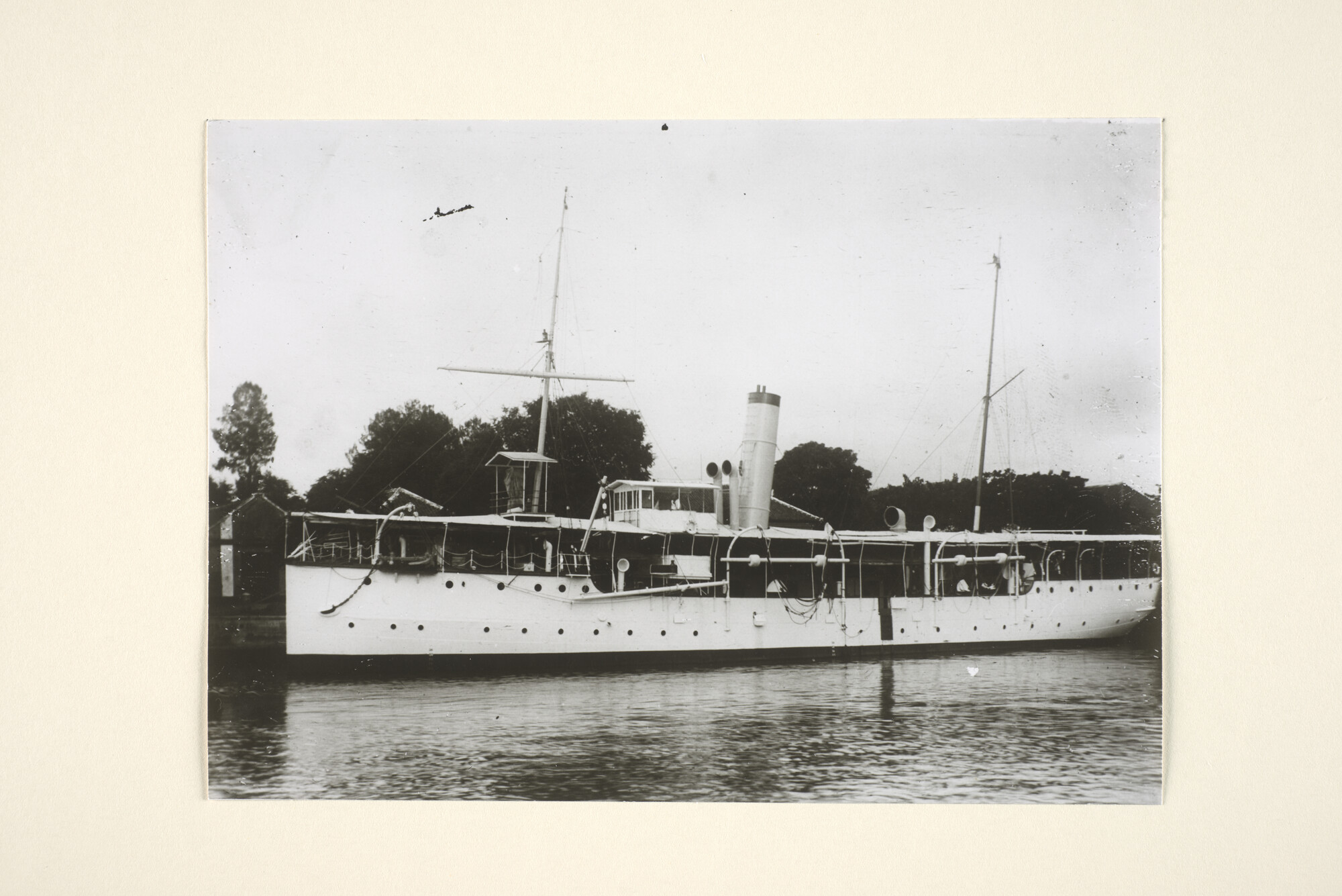 1994.7265; Het schroefstoomschip 4e klasse Hr.Ms. 'Mataram' afgemeerd aan de wal in een haven in Nederlands-Indië; foto