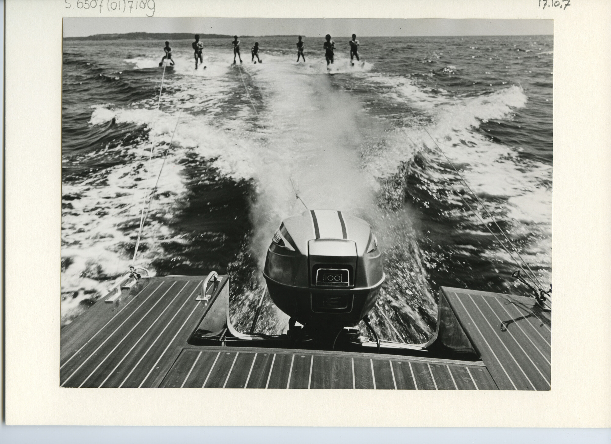 S.6507(01)7189; Foto van zeven waterskiërs achter boot; foto