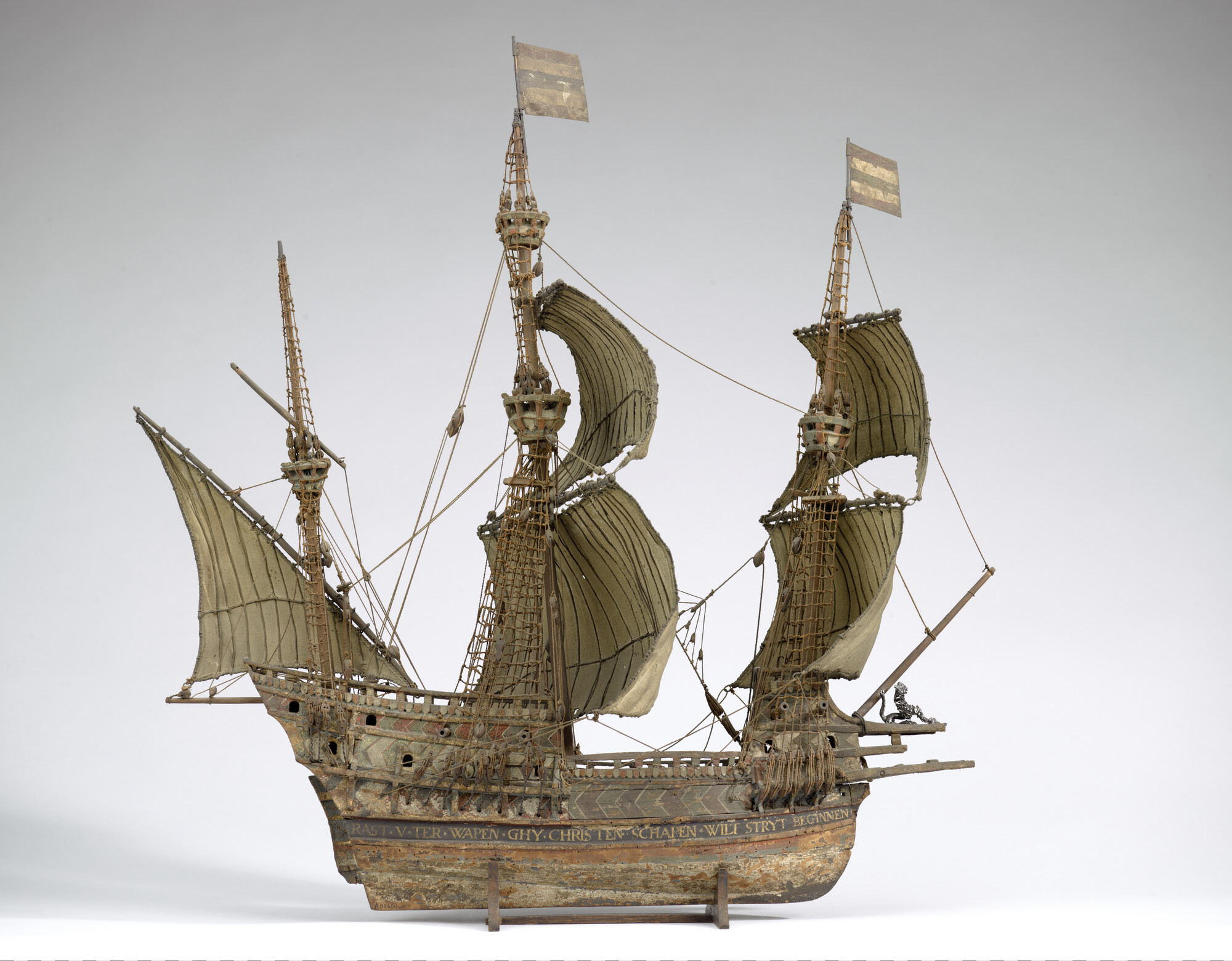 A.0986(02); Model van een driemastschip uit het midden van de zestiende eeuw; scheepsmodel