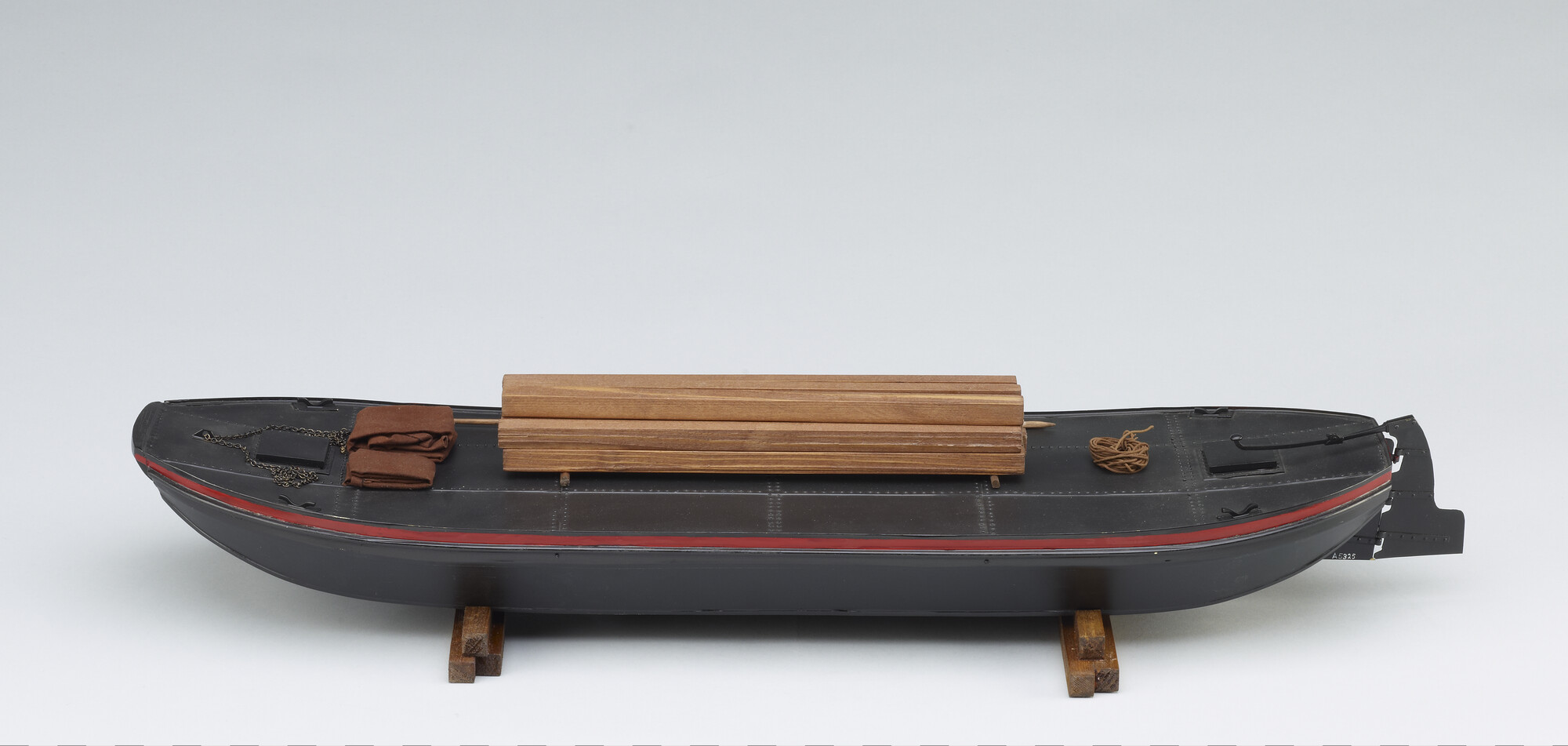 A.5325; Model van een ijzeren dekschuit; scheepsmodel