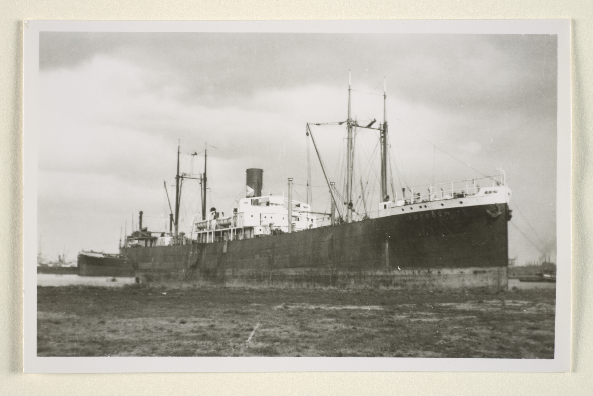 1995.6363; Het vrachtschip ss. IJstroom (ex- Lombok) van de Holland West Afrika [...]; foto