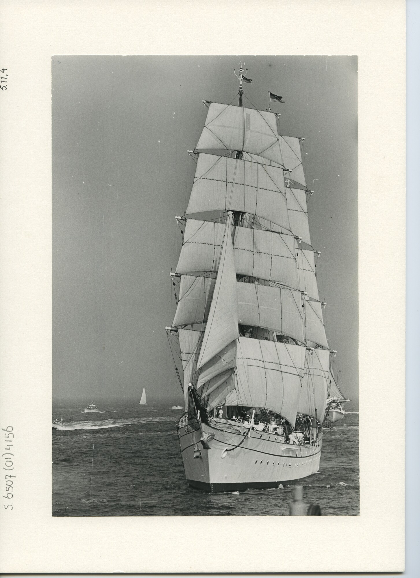 S.6507(01)4156; Foto van het Duitse schoolschip, de witte stalen bark Gorch Fock II (1958) zeilend op zee; foto