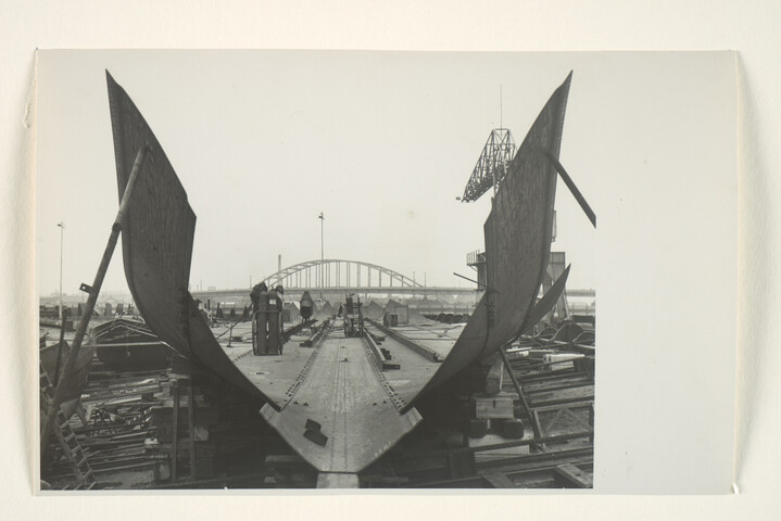 S.5219(12)0093; Foto's van de kiel van het Franse (Laker) vrachtschip ms. 'Marquette' voor de Cyprien Fabre Fraissinet te Marseilles op de dwarshelling van de ASM te Arnhem; fotoreportage