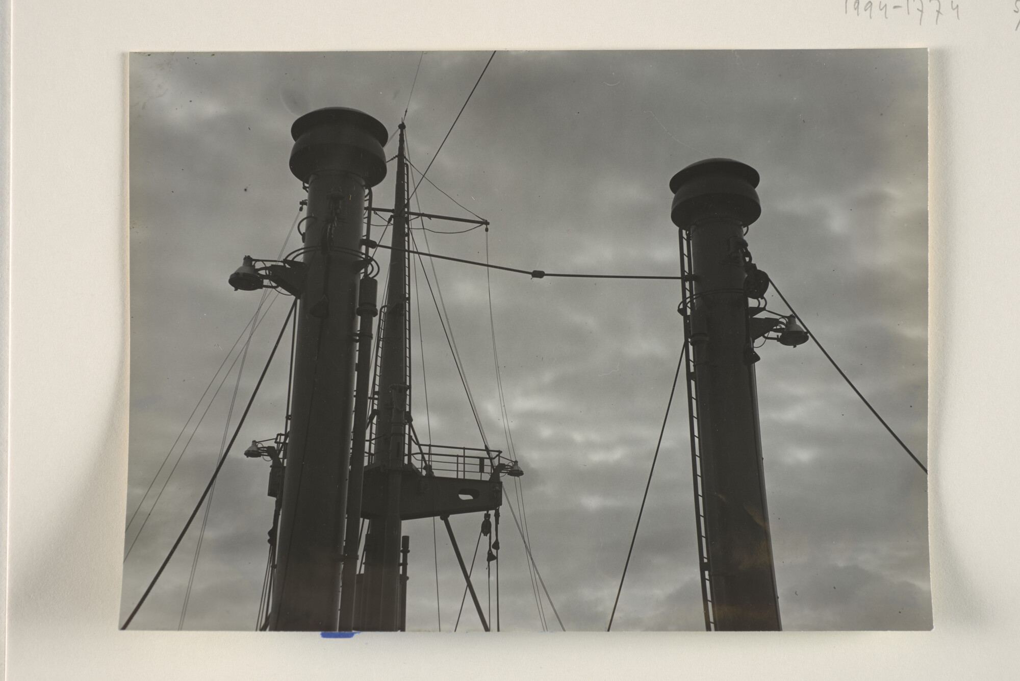 1994.1774; Interieurfotos en detailfotos mast en voordek van ms. Straat Soenda van de KPM; fotoreportage