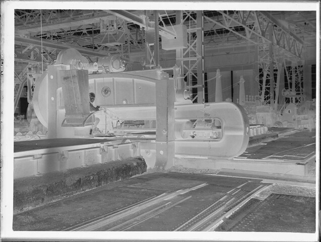 S.5444(7522); Twee negatieven van een ponsmachine voor stalen platen op de werf; negatief