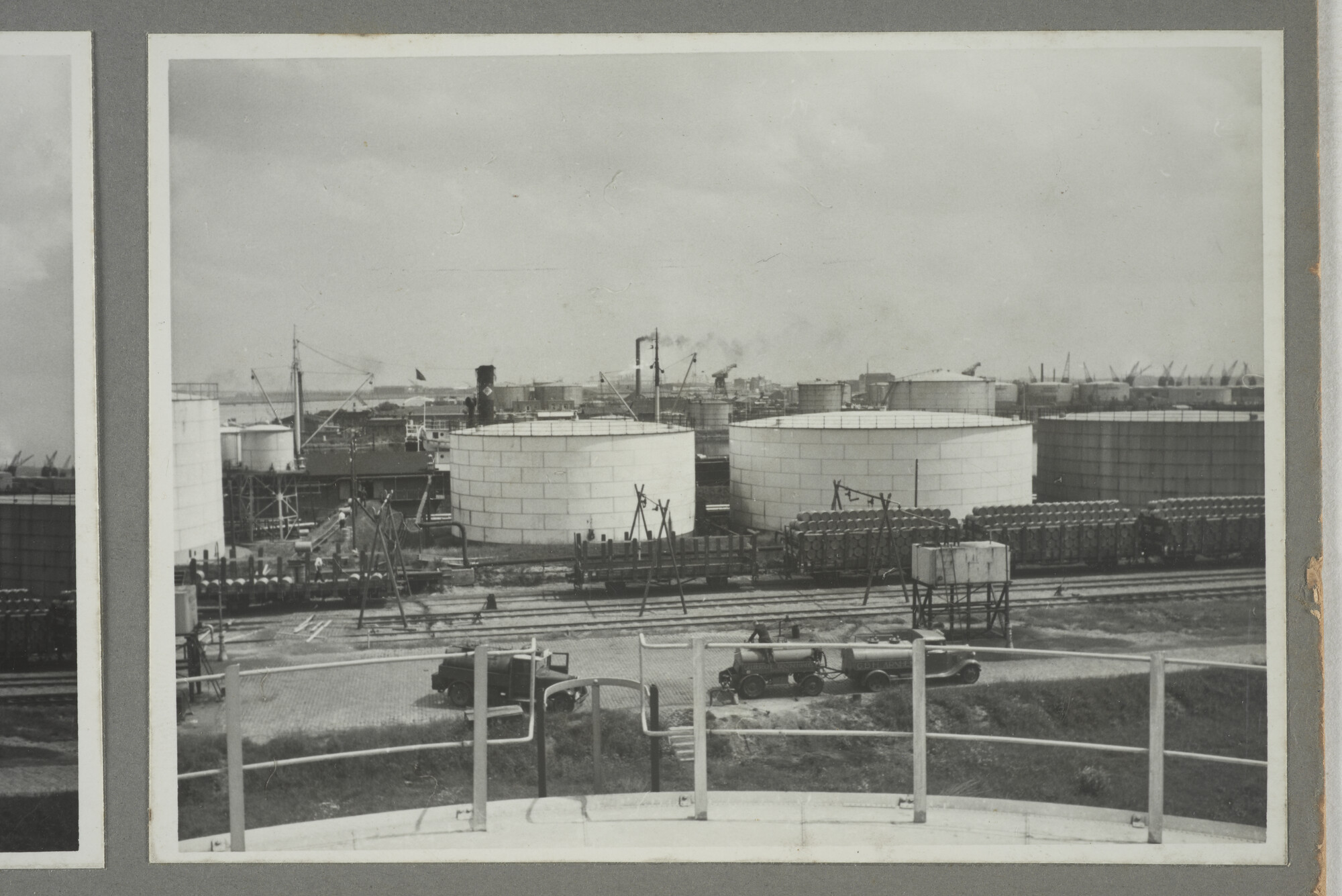 1998.2177; Omslag/ album met een grote hoeveelheid proeffoto's gemaakt door mw. A.M. Wolff-Koller in opdracht van de Gemeente Handelsinrichtingen in Amsterdam; omslag