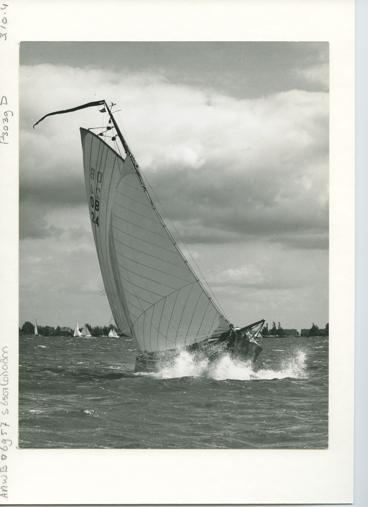 S.6507(01)0800; Foto van de hoogaars Atalanta (24 OB) van de heer Mansholt bij flinke bries aan de wind op de Westeinderplassen; foto