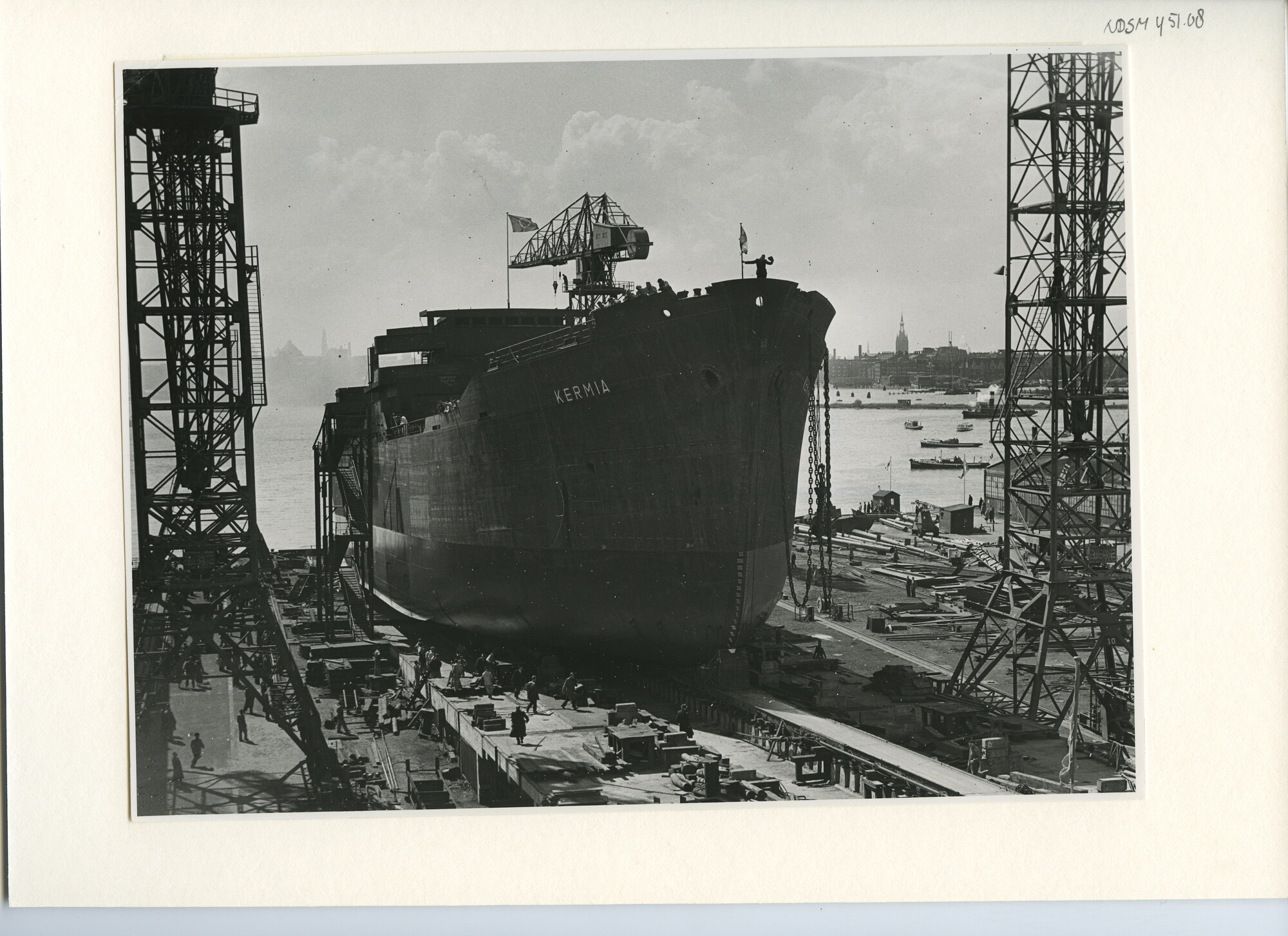 S.5444(2345)3; Foto van de tewaterlating en doop van de tanker ss. Kermia ; foto