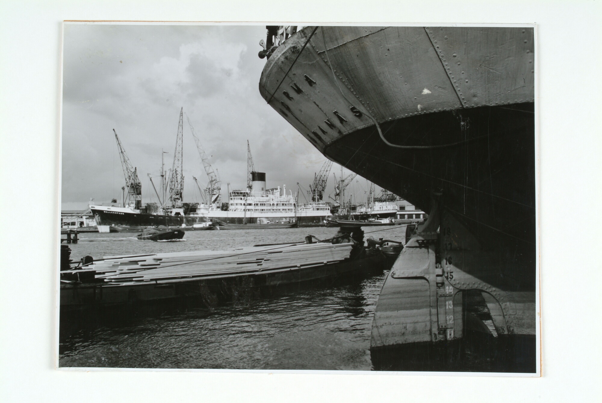 1998.0051; Gezicht op de Borneokade en de Entrepothaven in Amsterdam-Oost; foto