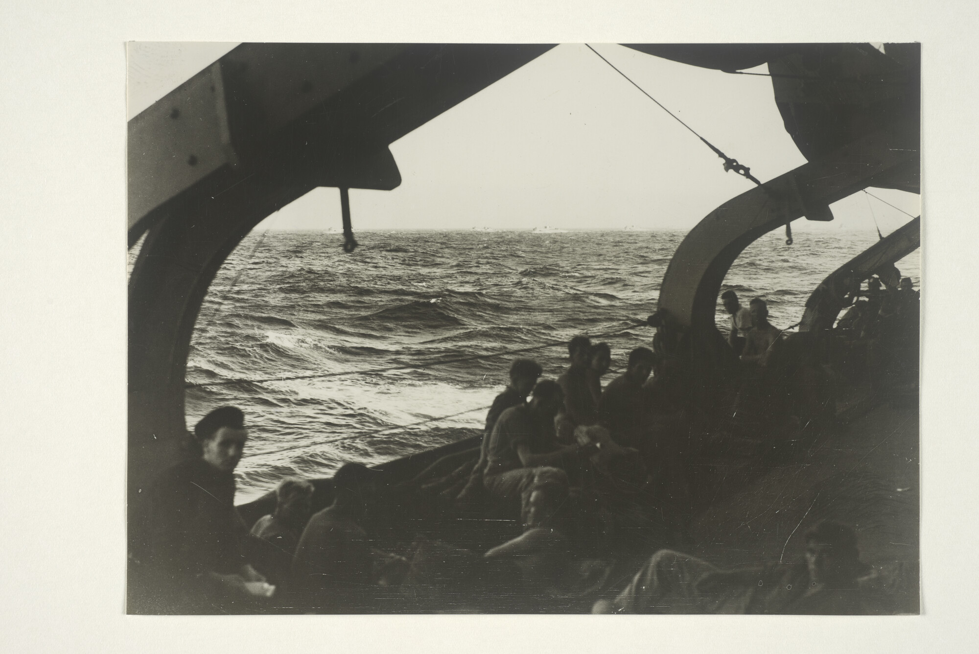 2000.3444; 'Invasion troopship Sicily bound.' Gezicht vanaf het sloependek op een troepentransportschip in konvooi op weg voor de invasie op Sicilië, juli 1943; foto