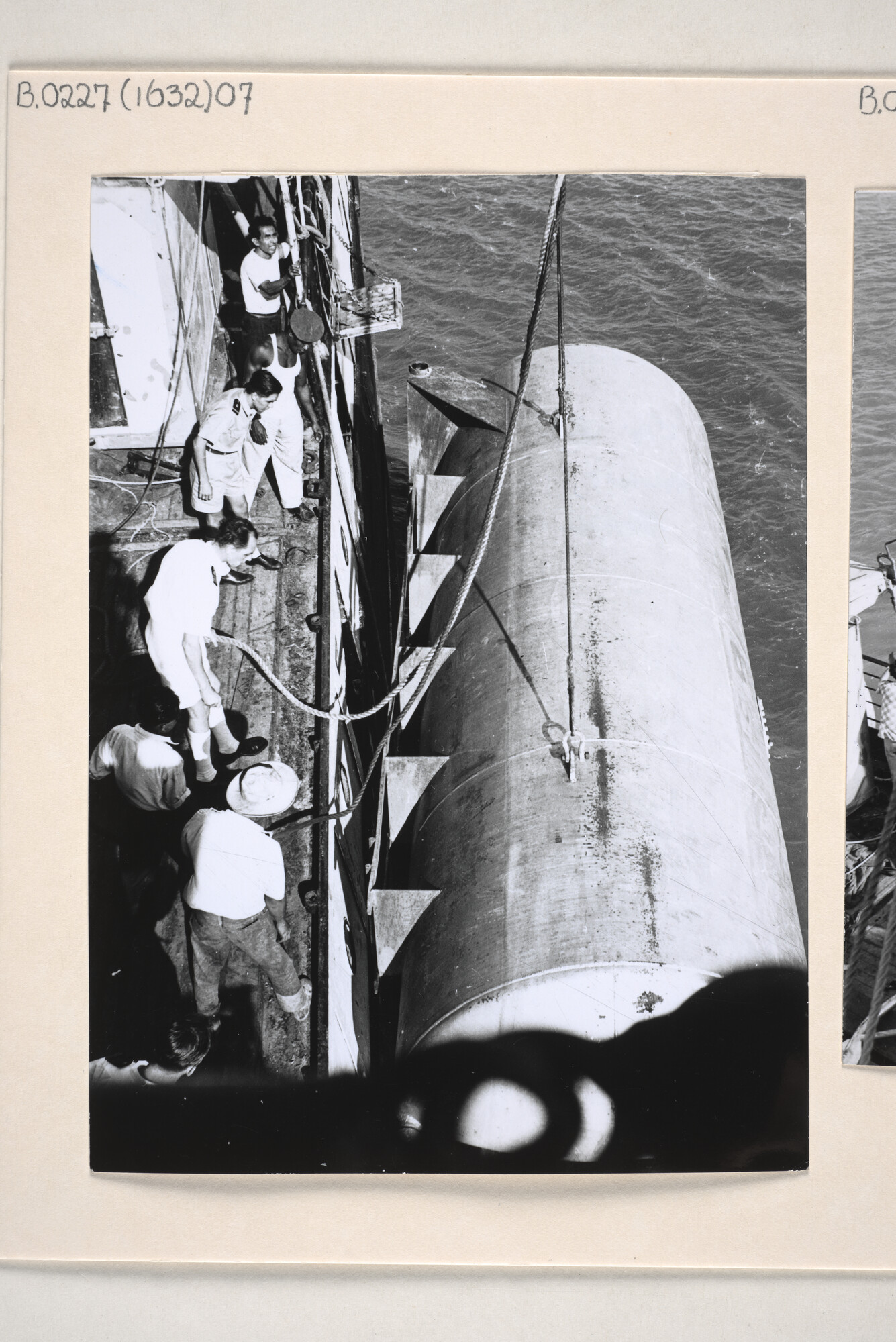 B.0227(1632)07; Foto van het vervoer van draglines met ms. Kaloekoe van Hollandia naar Merauke; foto