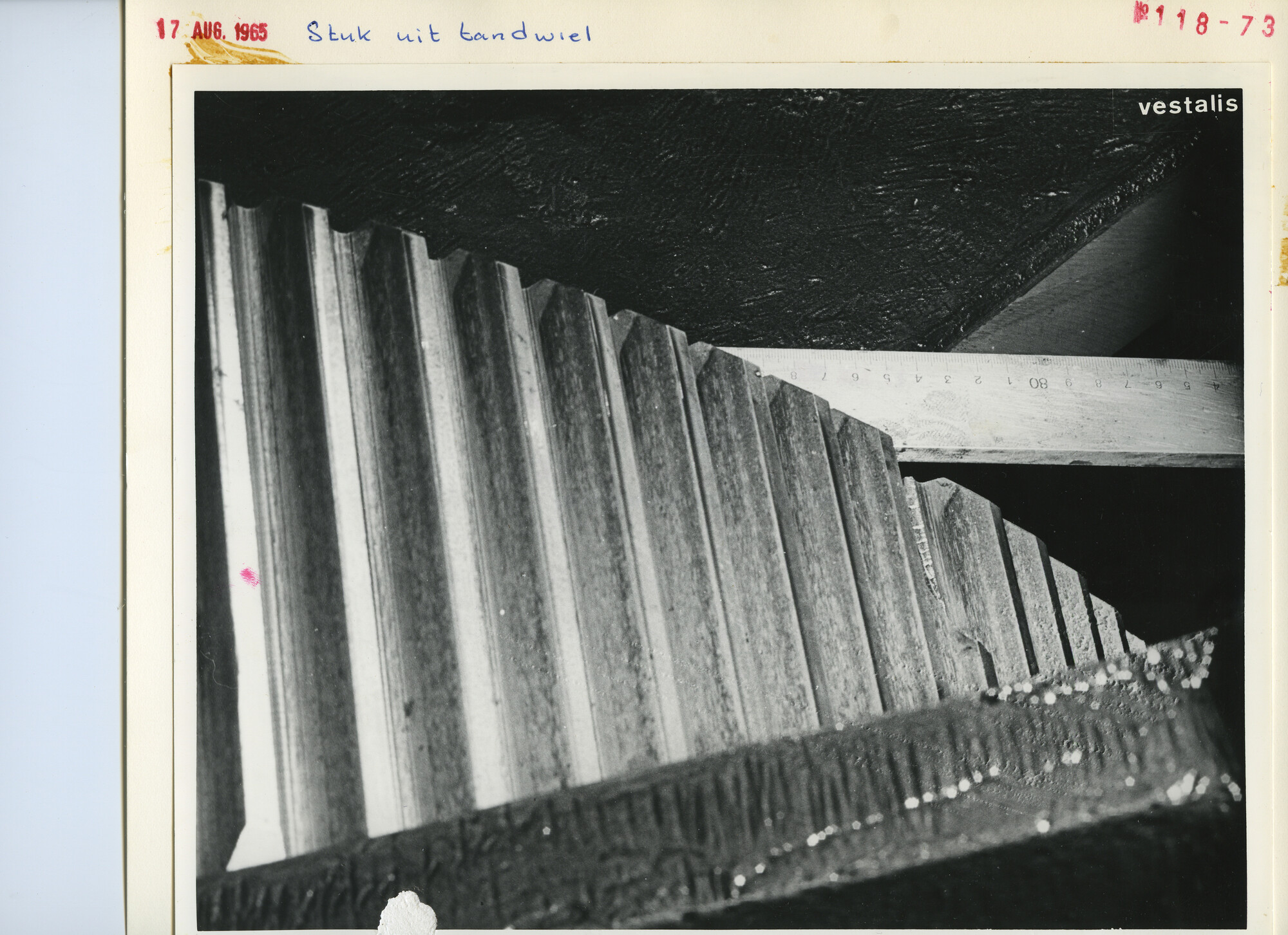 S.5444(4478)03; Detailfoto van een scheurtje in een krukaswang van de Vestalis; foto