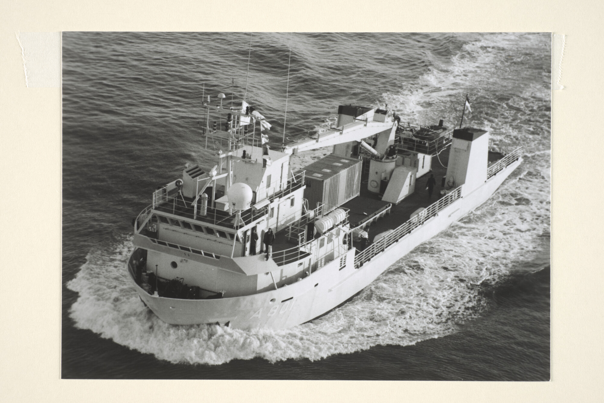 1995.1031; Luchtfoto van het ondersteuningsschip voor de Nederlandse Antillen Hr.Ms. 'Pelikaan' (A 801) op zee [...]; foto