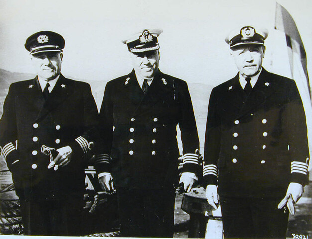 1993.6124; Portret; Drie Nederlandse kapiteins poseren in Melbourne voor de camera; foto