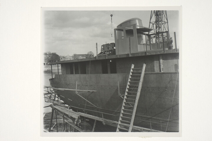 S.5219(12)0594; De cosster ms. 'Marin' in aanbouw op de helling van de Arnhemsche Stoomsleephelling Maatschappij (ASM); foto