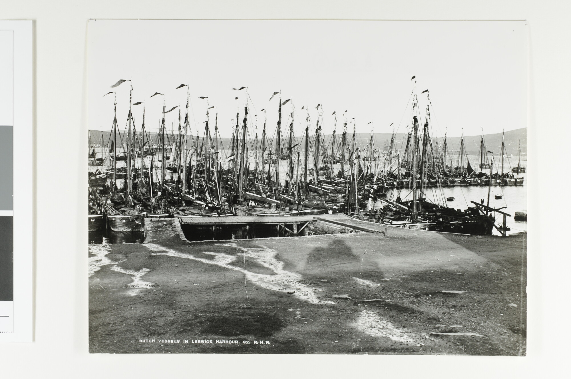 A.5044(08); Scheveningse bomschepen liggen afgemeerd in de haven van Lerwick; foto