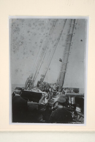 1994.6441; Reproductiefoto's van de gaffelschoener Hr.Ms. Argus en het werk aan boord bij goed weer; fotoreportage