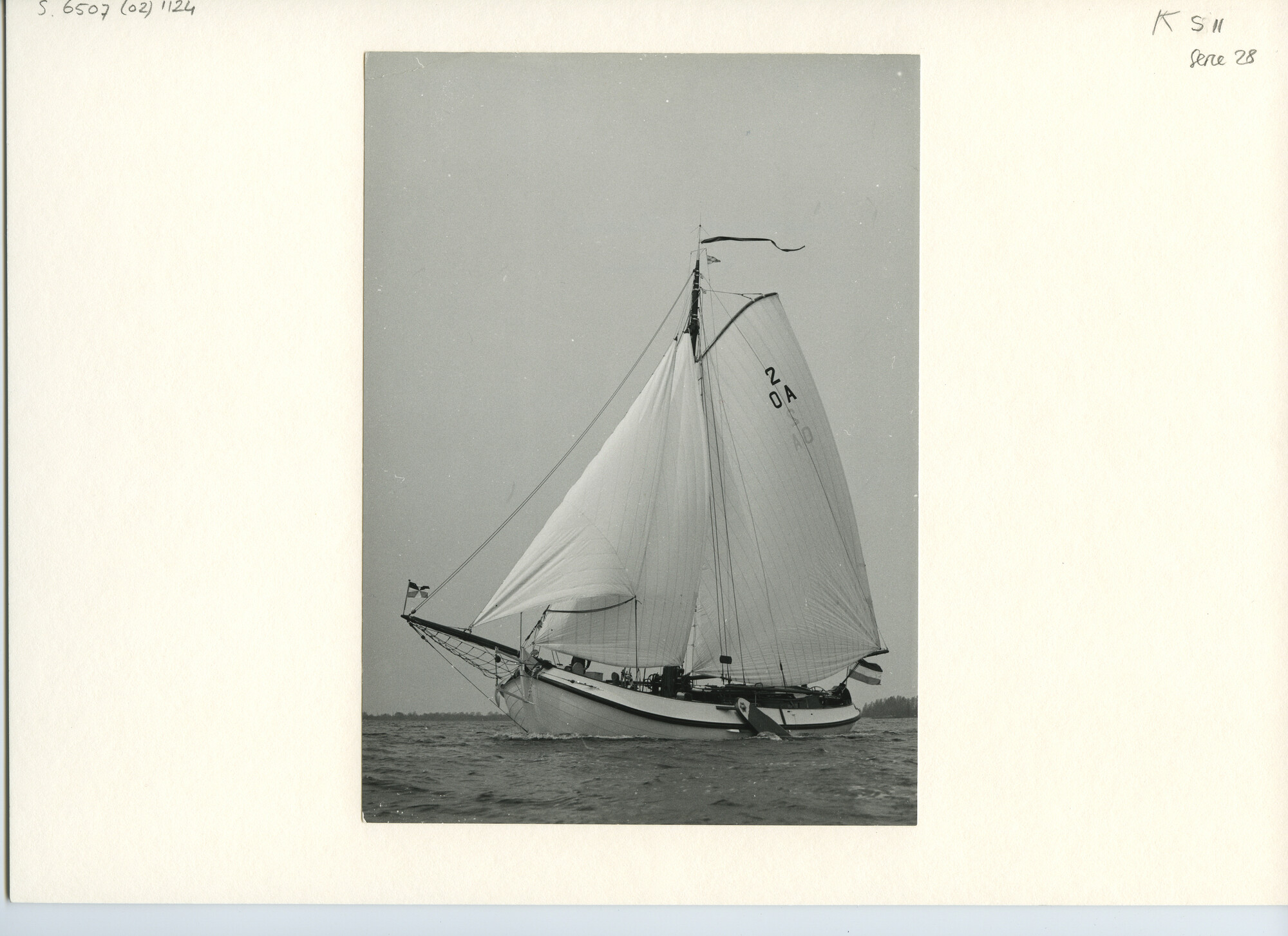 S.6507(02)1124; Zwart-wit foto van de Lemsteraak Markab (2 OA) aan de wind; foto