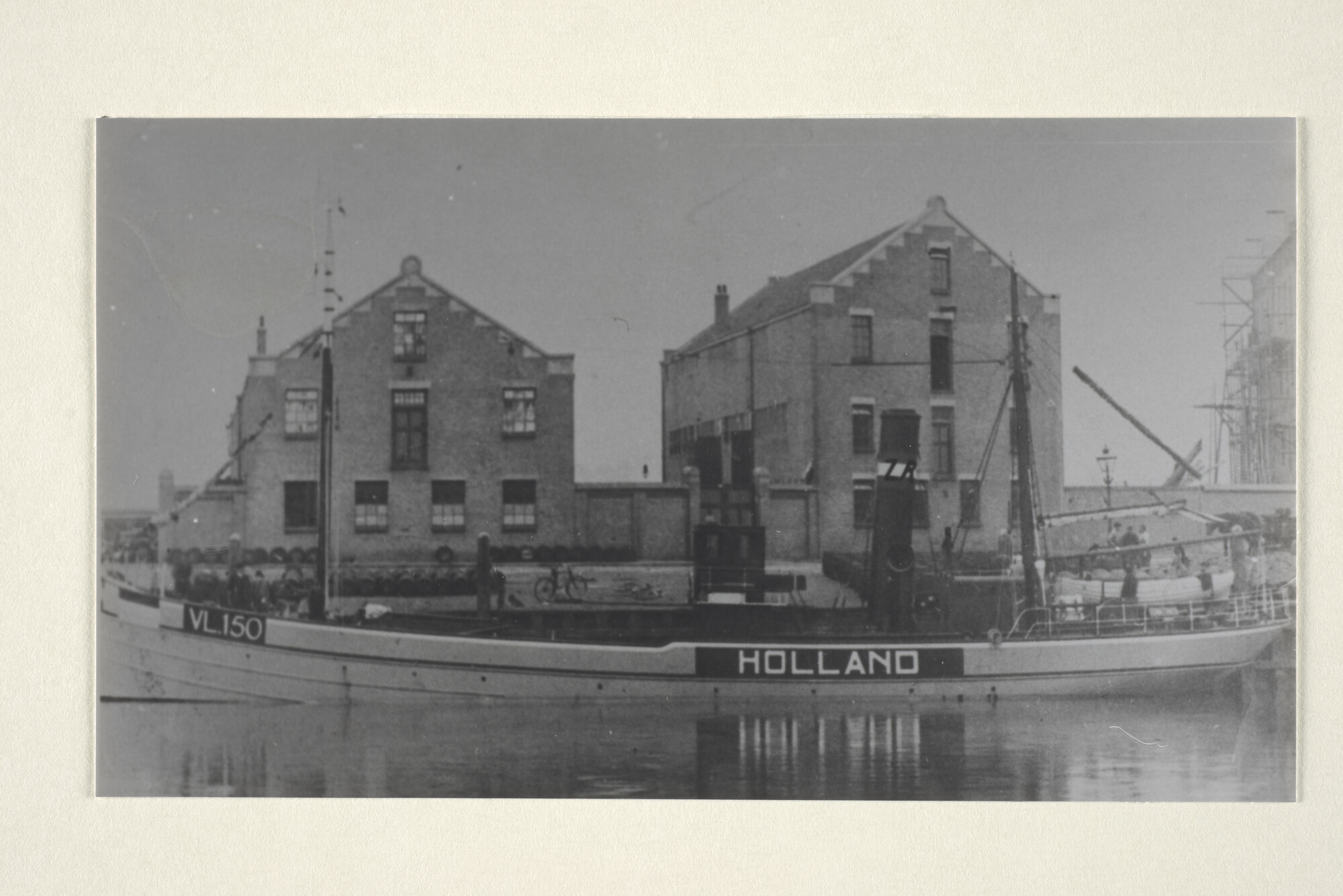 1997.1674; De stoomtrawler 'Groningen' ('VL 150') van de Zeevisserij Maatschappij Nederland uit Vlaardingen, gebouwd in 1916 bij v/h Botje Ensing & Co; foto